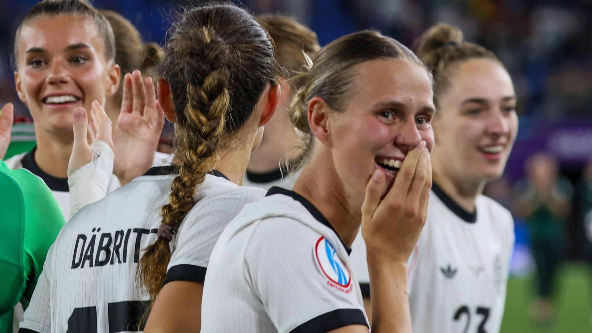 Klara Bühl (r.) kann es nicht fassen: Das deutsche Team steht im Halbfinale.