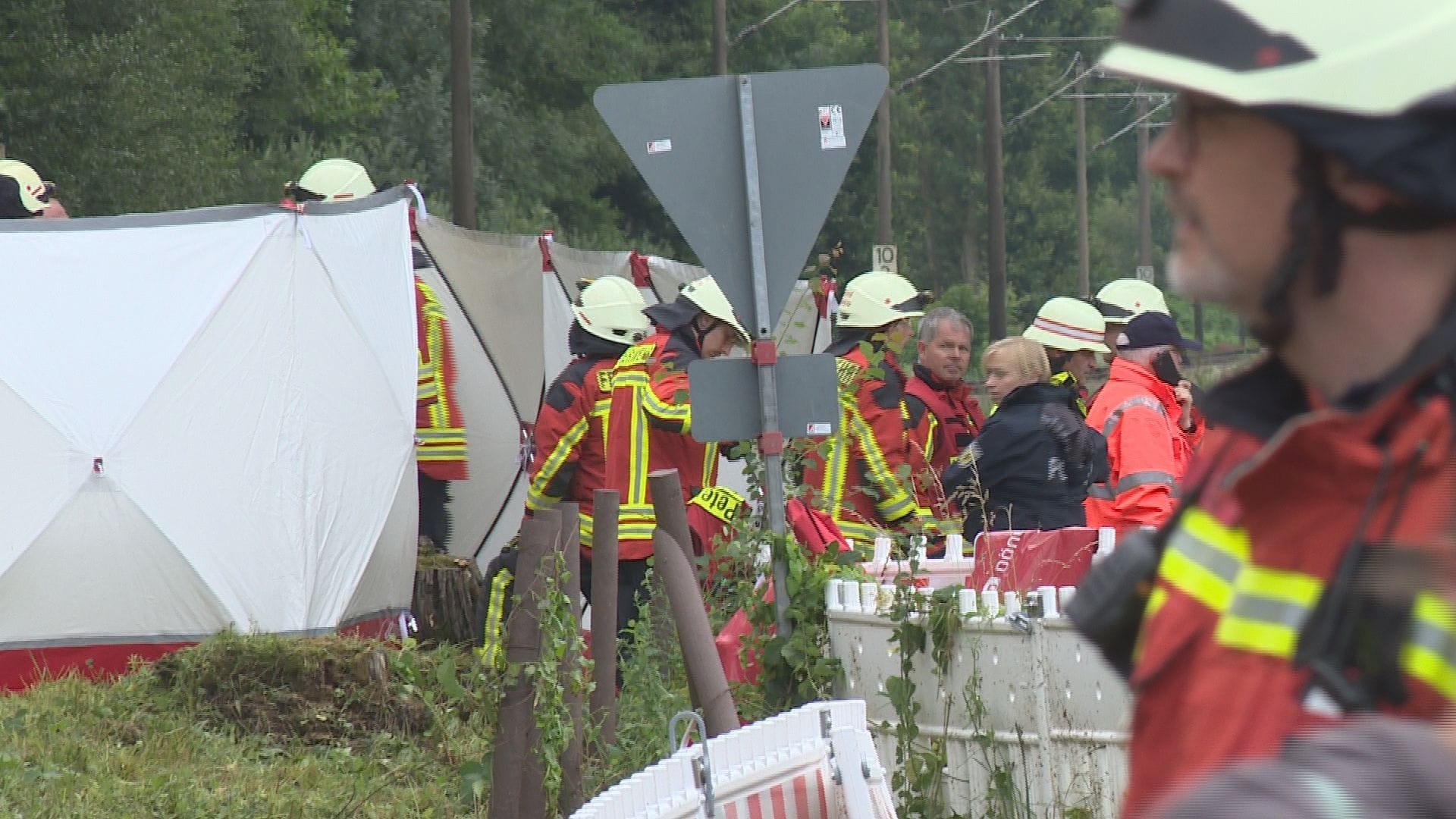Einsatzkräfte der Feuerwehr an der Unglücksstelle: In Niedesachsen sind bei einem Unglück mit einem Zug ein zwei Menschen gestorben.