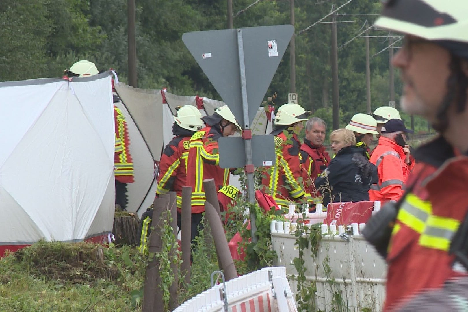 Einsatzkräfte der Feuerwehr an der Unglücksstelle: In Niedesachsen sind bei einem Unglück mit einem Zug ein zwei Menschen gestorben.