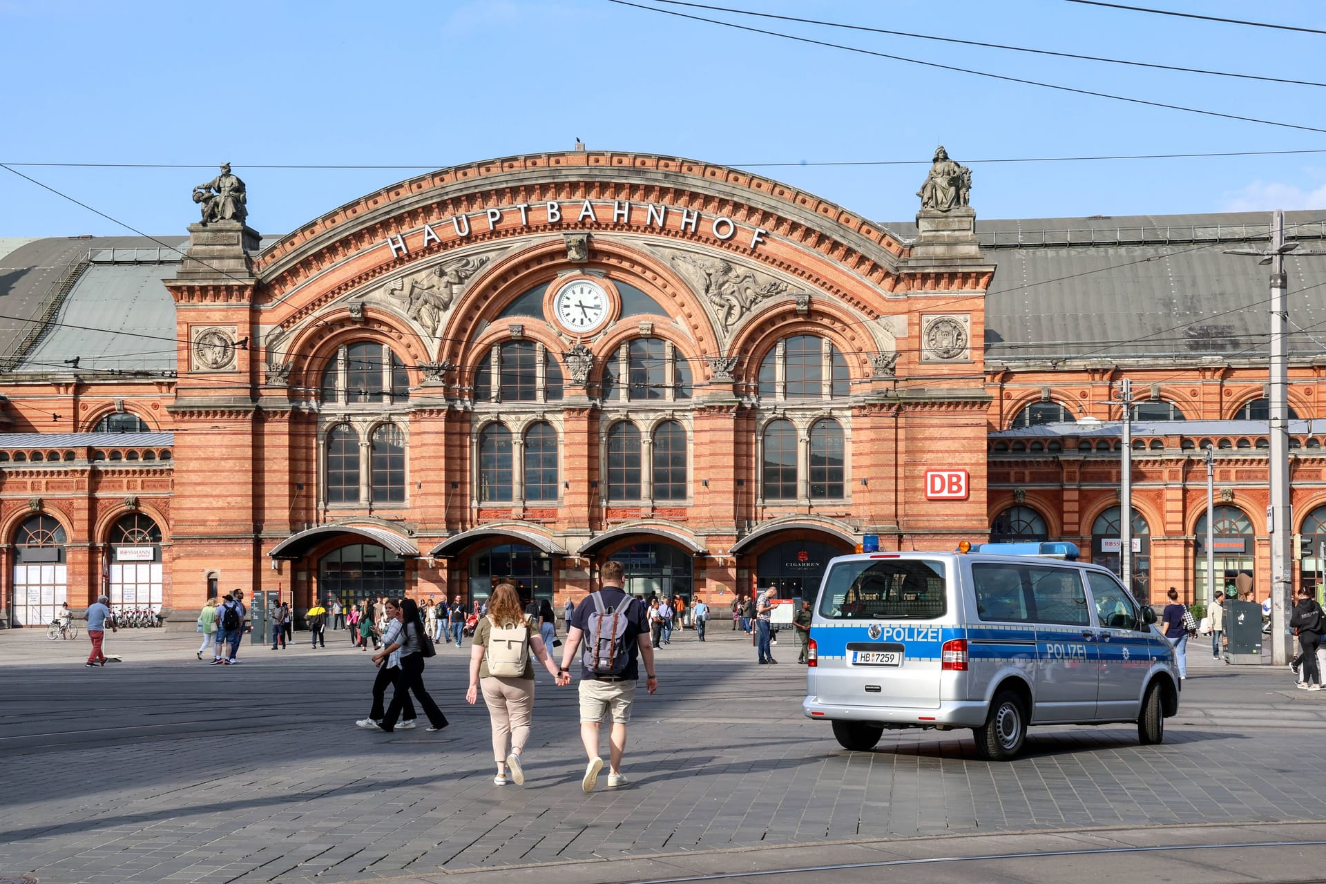 Passanten vor dem Bremer Hauptbahnhof (Symbolfoto): Dort kam es am Mittwochabend zu einer Festnahme.