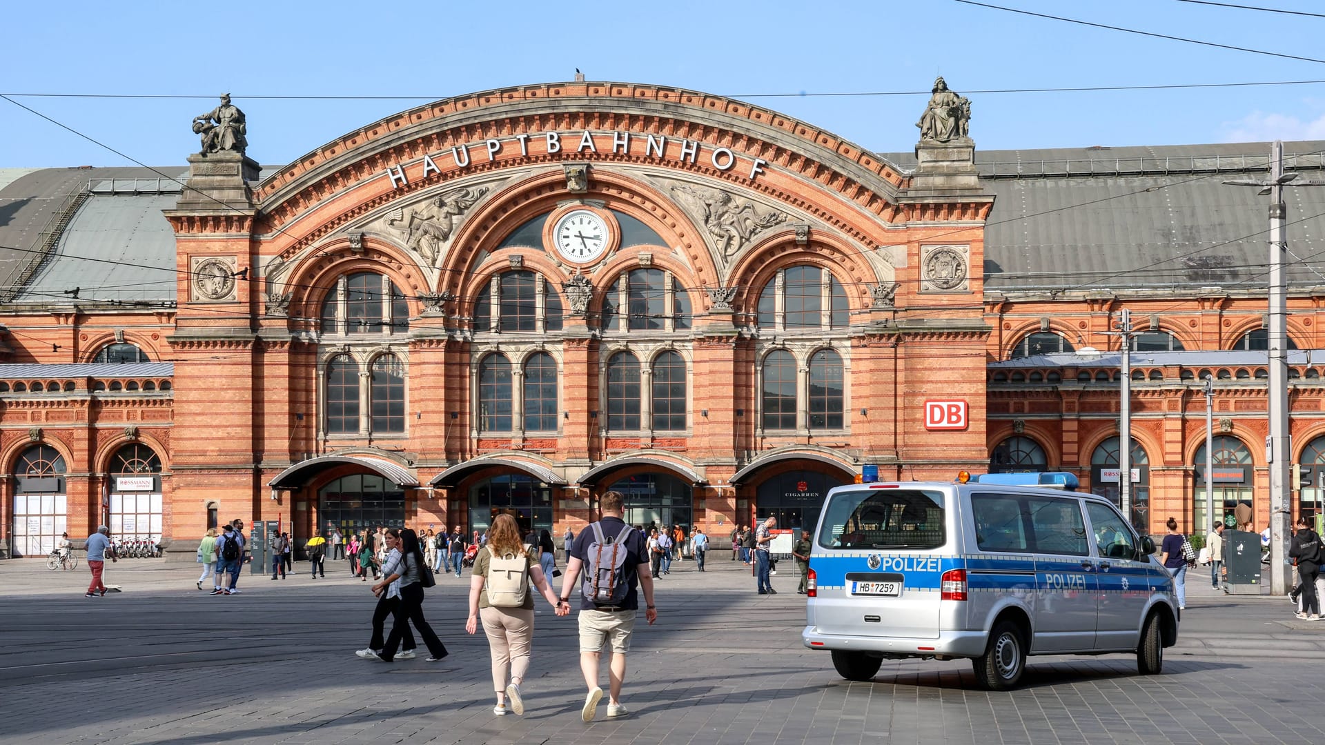 Passanten vor dem Bremer Hauptbahnhof (Symbolfoto): Dort kam es am Mittwochabend zu einer Festnahme. Passanten vor dem Bremer Hauptbahnhof (Symbolfoto): Dort kam es am Mittwochabend zu einer Festnahme.