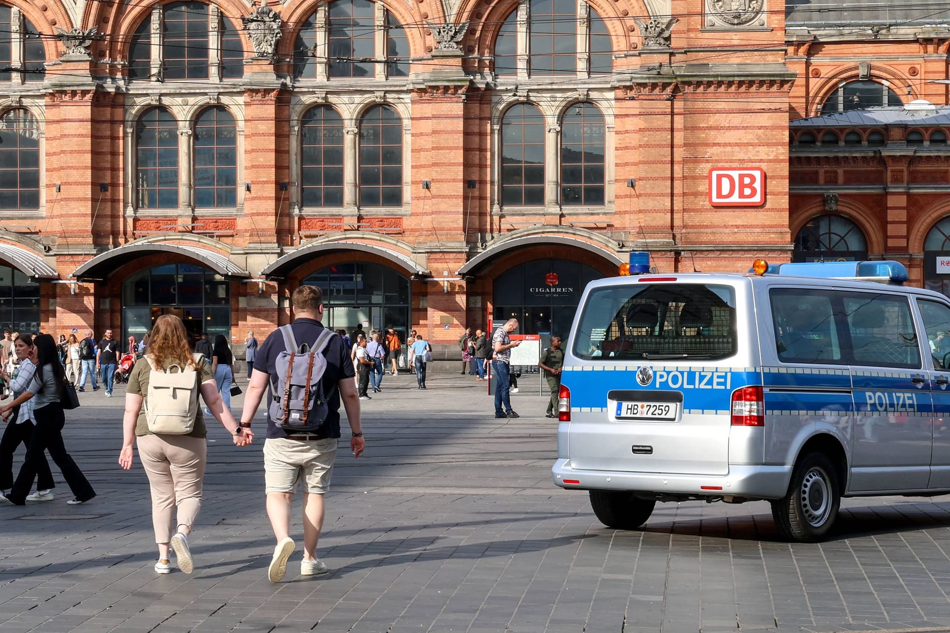 Passanten vor dem Bremer Hauptbahnhof (Symbolfoto): Dort kam es am Mittwochabend zu einer Festnahme.