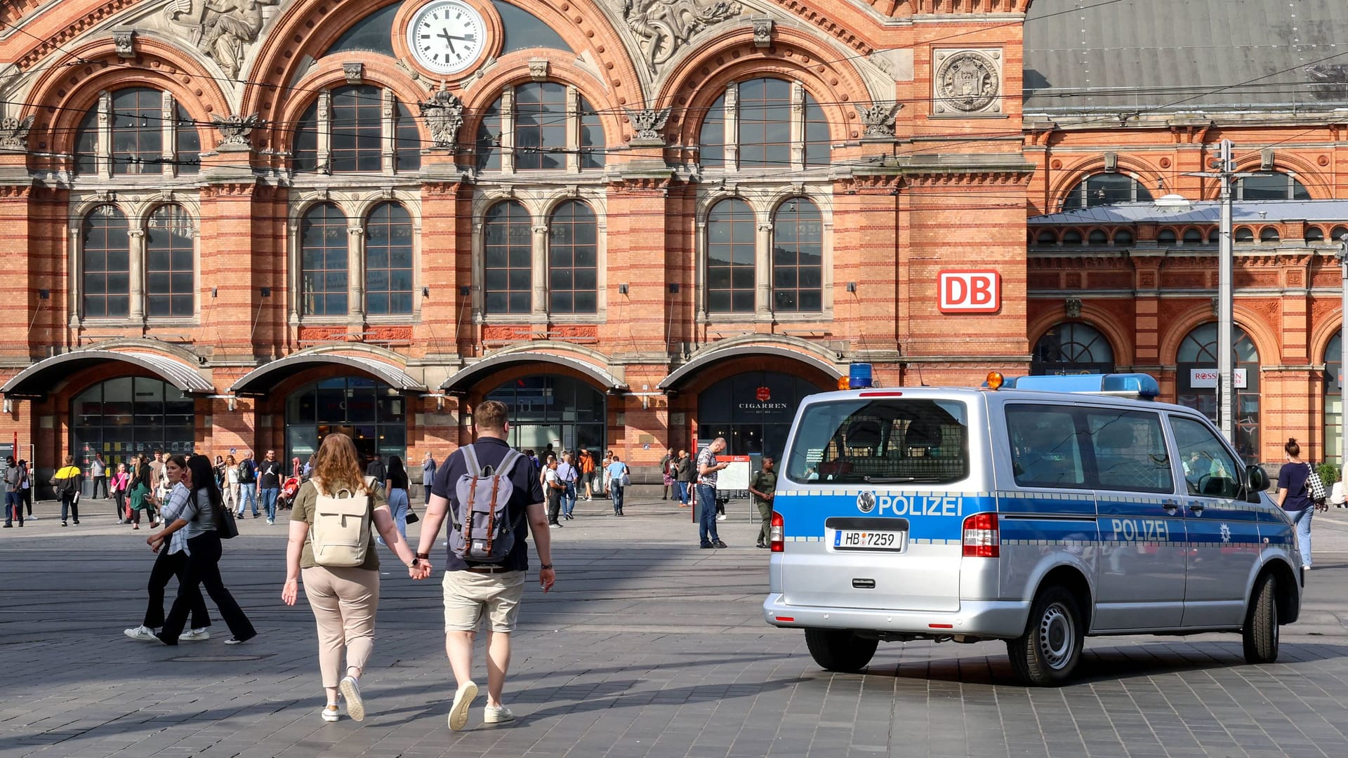Passanten vor dem Bremer Hauptbahnhof (Symbolfoto): Dort kam es am Mittwochabend zu einer Festnahme.