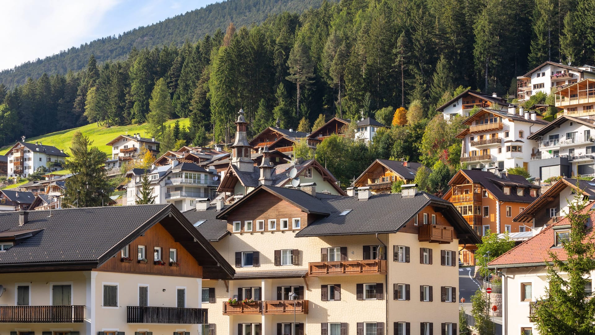St. Ulrich in den Dolomiten: Hier errichteten Aktivisten jetzt eine Installation am Straßenrand.