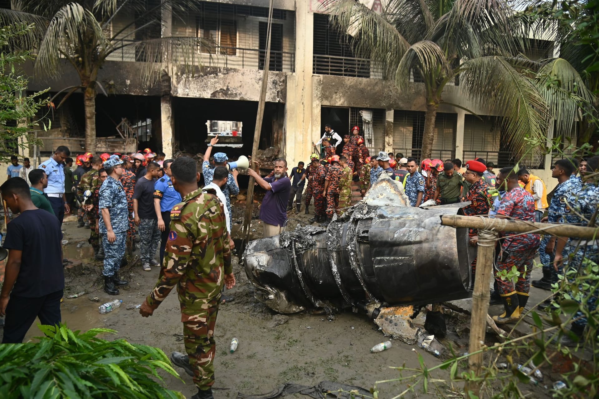 Militärflugzeug stürzt auf Schulgelände in Bangladesch