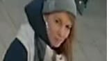 Gesuchte Frau während ihrer Tat in der DHL-Filiale: In der Weihnachtszeit kam sie in Neukölln mit einer Betrugsmasche durch.