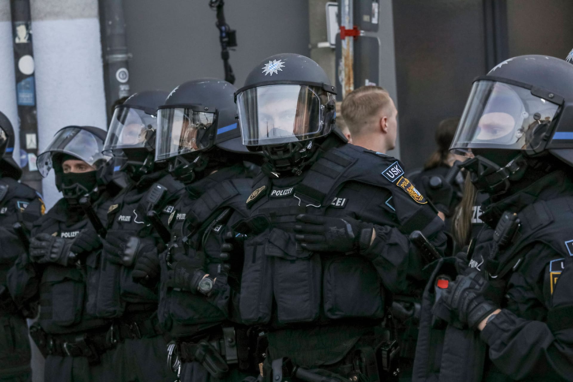 Kräfte einer Polizeihundertschaft in Bayern (Archivbild): Die Beamten wollen eine mutmaßlich gefährliche Situation auf einer Hochzeit entschärfen.