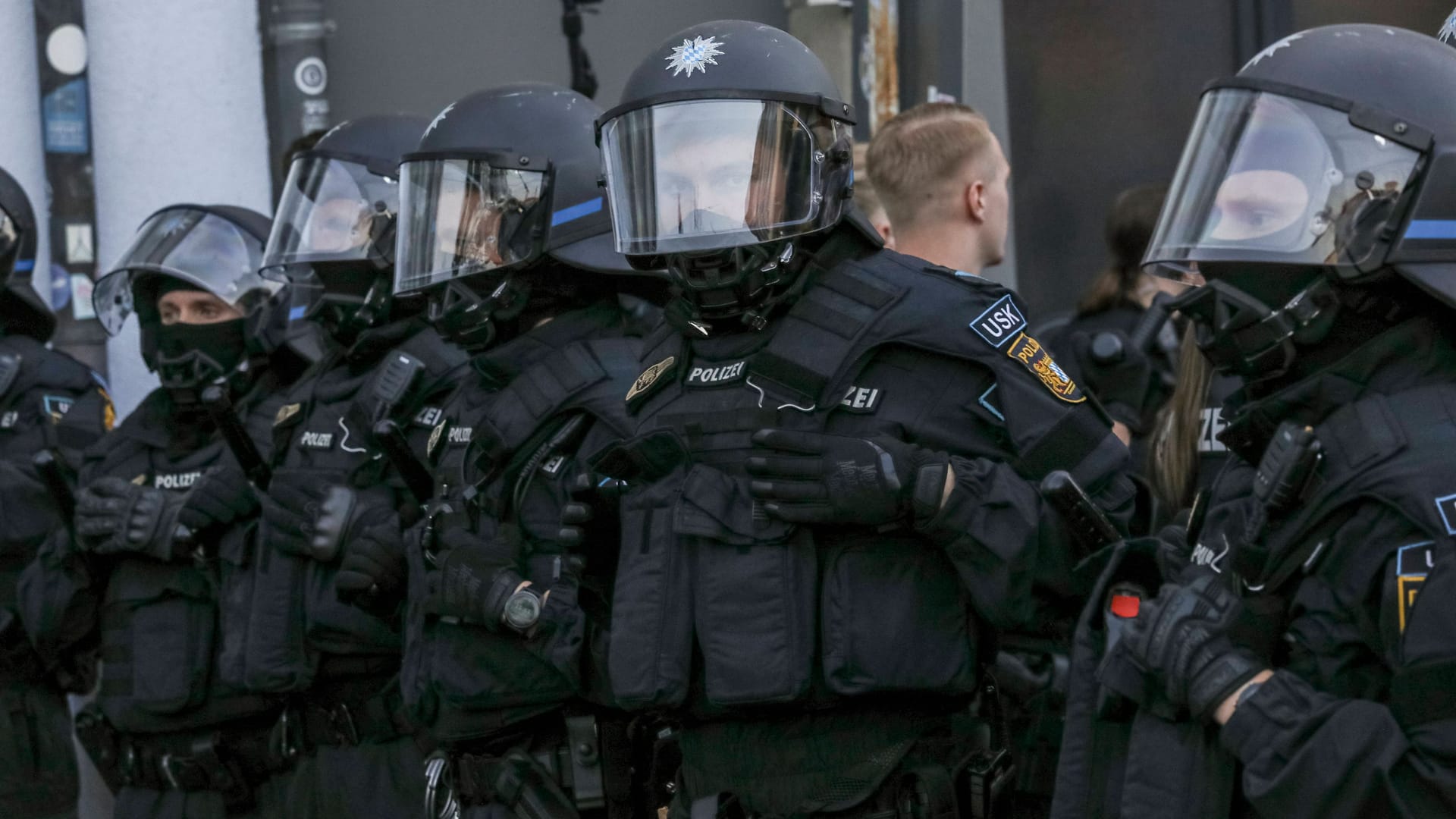 Kräfte einer Polizeihundertschaft in Bayern (Archivbild): Die Beamten wollen eine mutmaßlich gefährliche Situation auf einer Hochzeit entschärfen. Kräfte einer Polizeihundertschaft in Bayern (Archivbild): Die Beamten wollen eine mutmaßlich gefährliche Situation auf einer Hochzeit entschärfen.