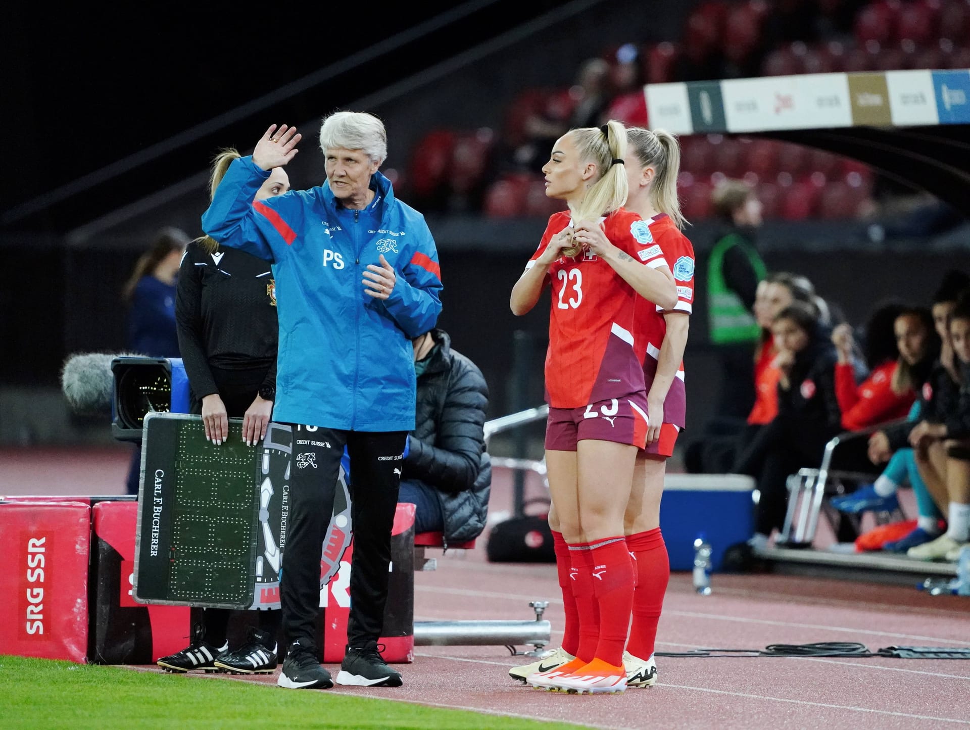 Pia Sundhage und Alisha Lehmann (r.): Gegen Norwegen verzichtete die Nationaltrainerin auf die Mittelfeldakteurin.