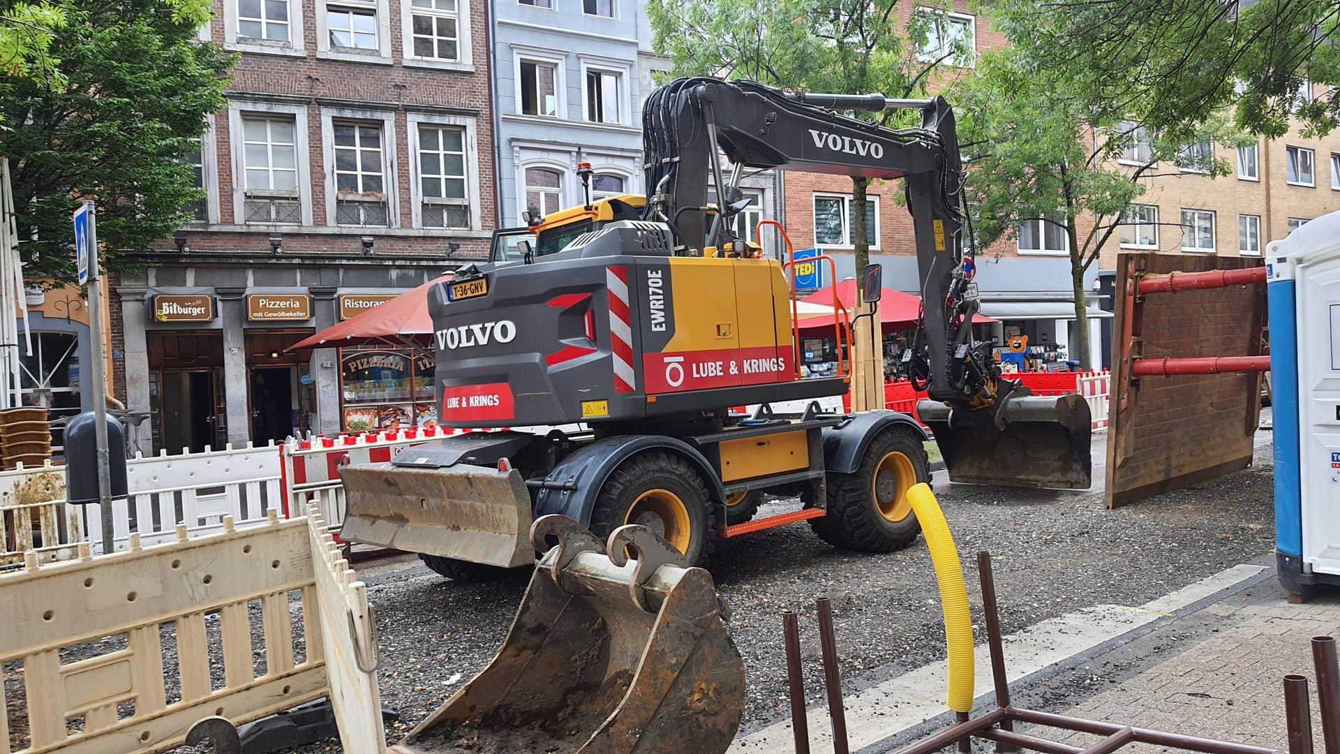 Die Baustelle liegt direkt vor zahlreichen Läden in der Pontstraße.