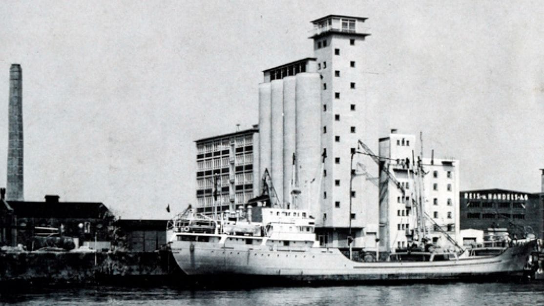 Früher Silo, heute Hotel: Das Foto zeigt den Bau in den 1960er Jahren.