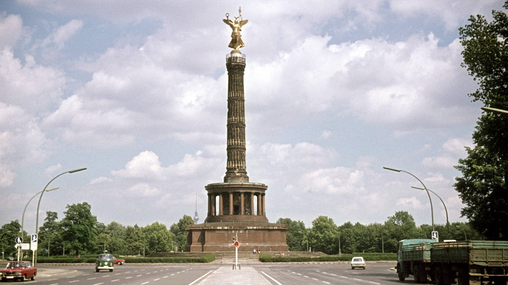 Leere Straßen vor der Siegessäule in Berlin (Archivbild): Schon 1975 nahm in den Sommerferien der Verkehr in der Hauptstadt ab.