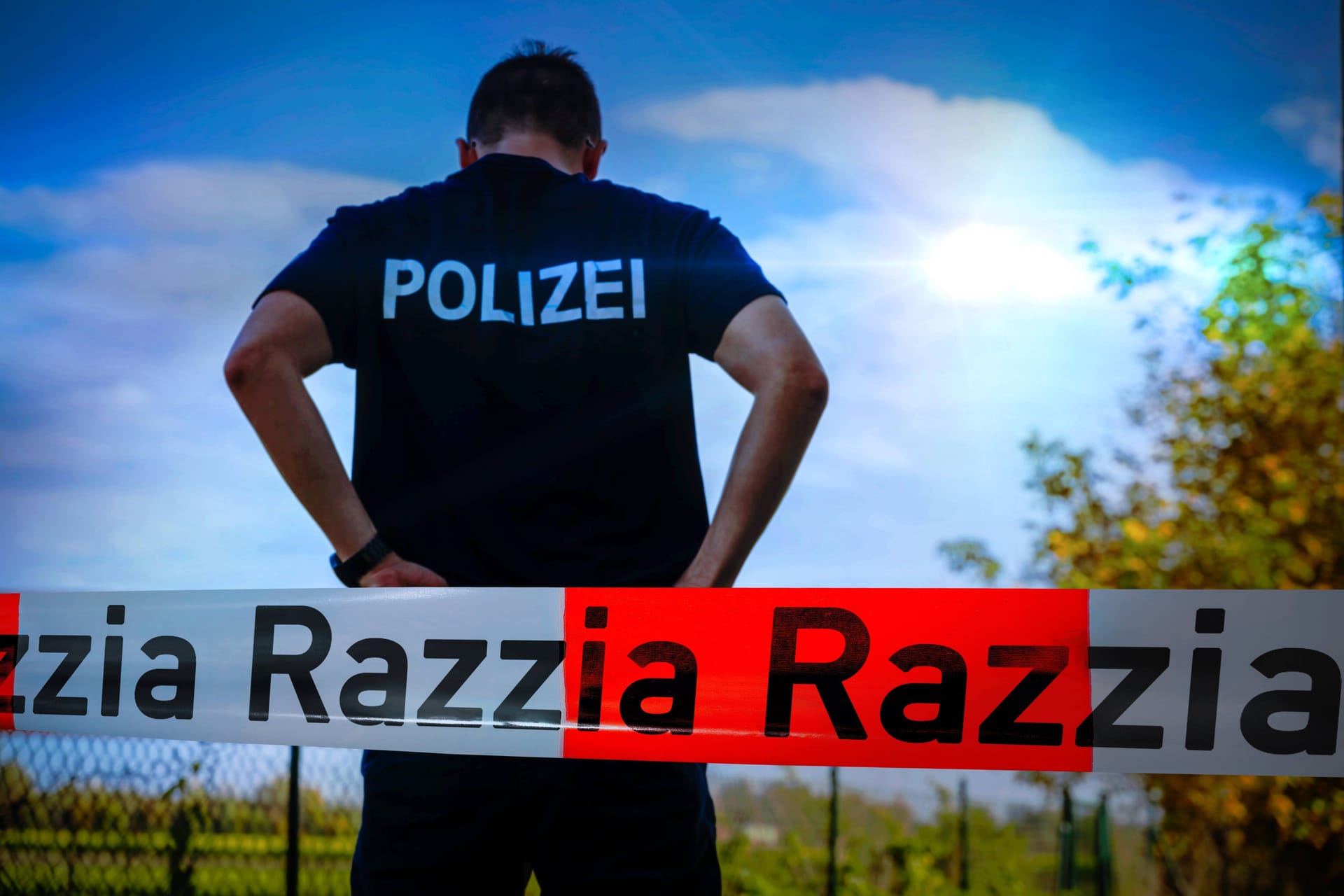 Ein Polizist bei einer Razzia (Symbolbild): Nicht nur in Bayern schlugen die Ermittler am Mittwoch zu.