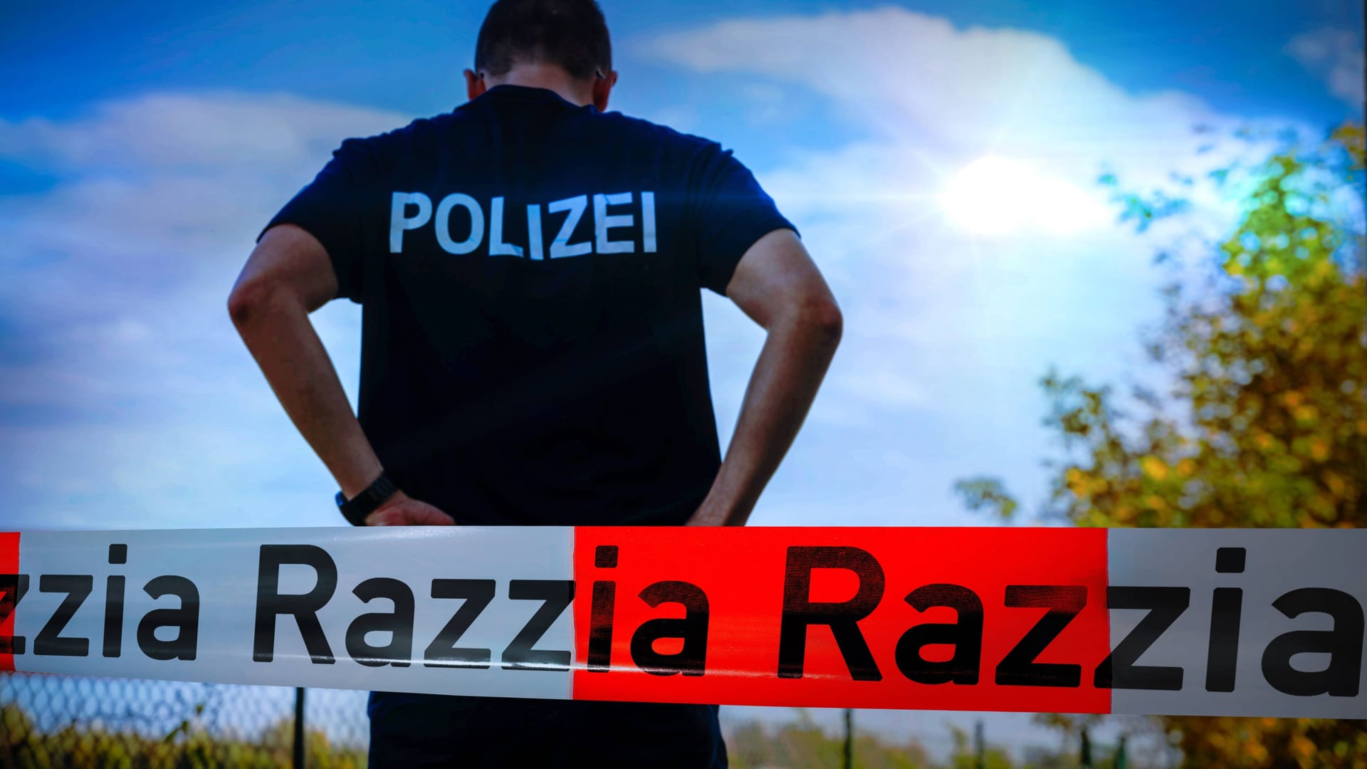 Ein Polizist bei einer Razzia (Symbolbild): Nicht nur in Bayern schlugen die Ermittler am Mittwoch zu.