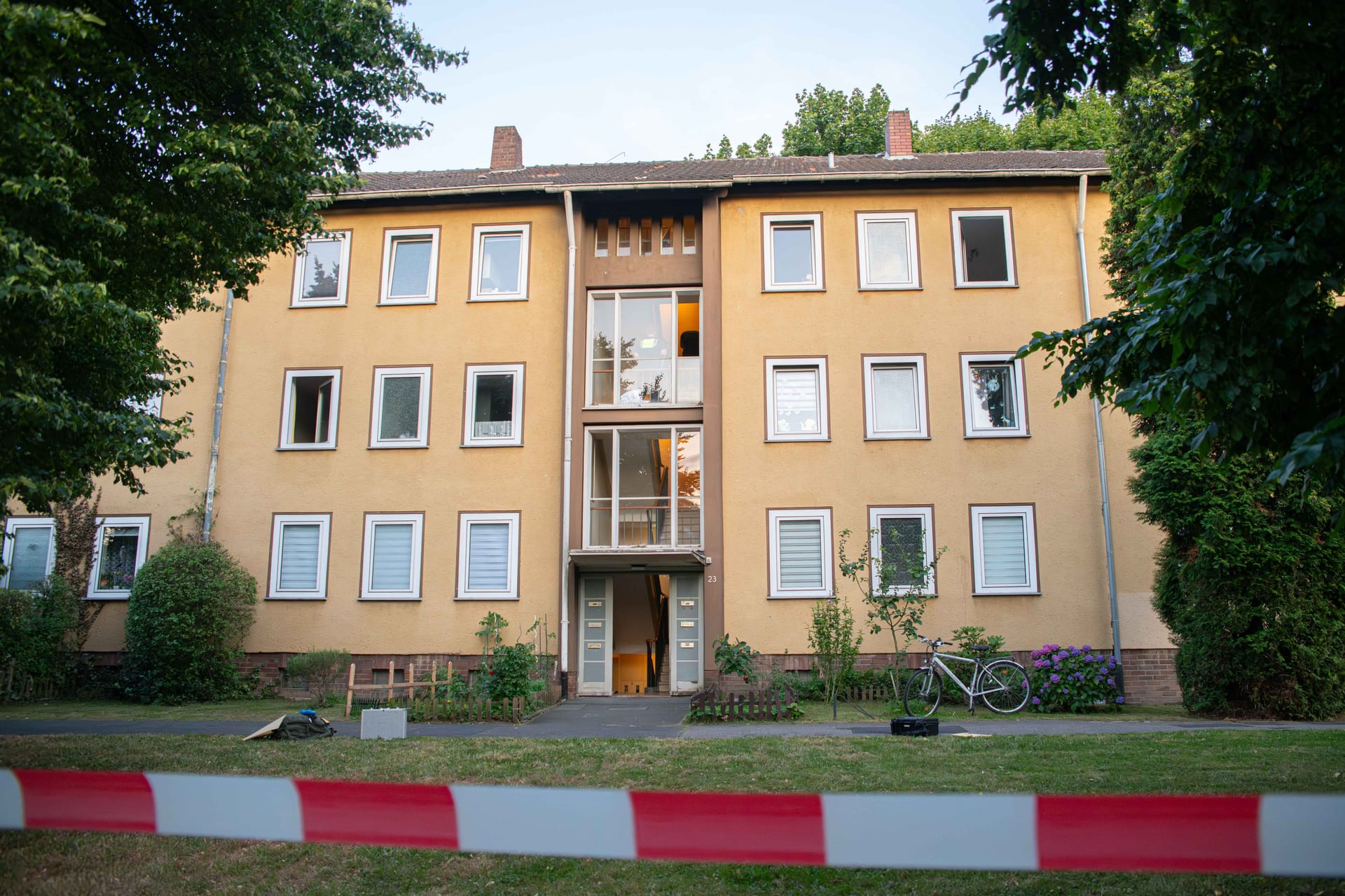 Absperrband am Tatort in Dormagen: Eine 37-Jährige wurde in diesem Haus getötet.