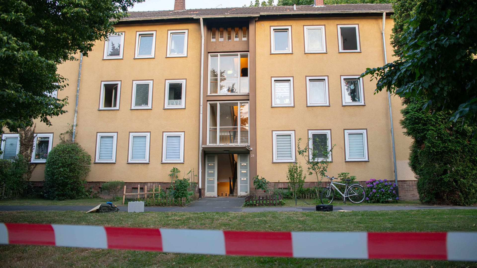 Absperrband am Tatort in Dormagen: Eine 37-Jährige wurde in diesem Haus getötet. Absperrband am Tatort in Dormagen: Eine 37-Jährige wurde in diesem Haus getötet.