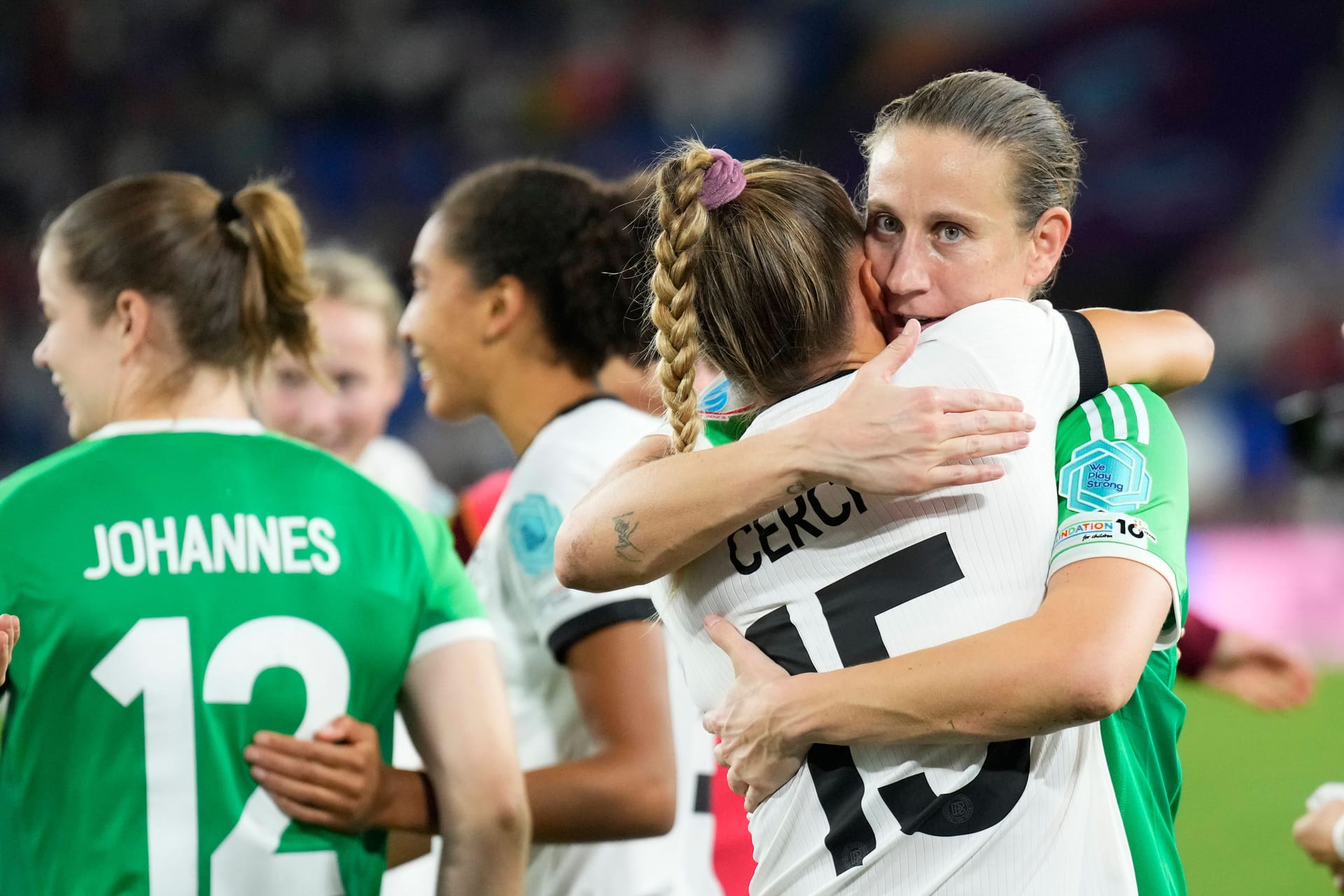 Mit einer unglaublichen Energieleistung sind die deutschen Frauen ins EM-Halbfinale eingezogen.