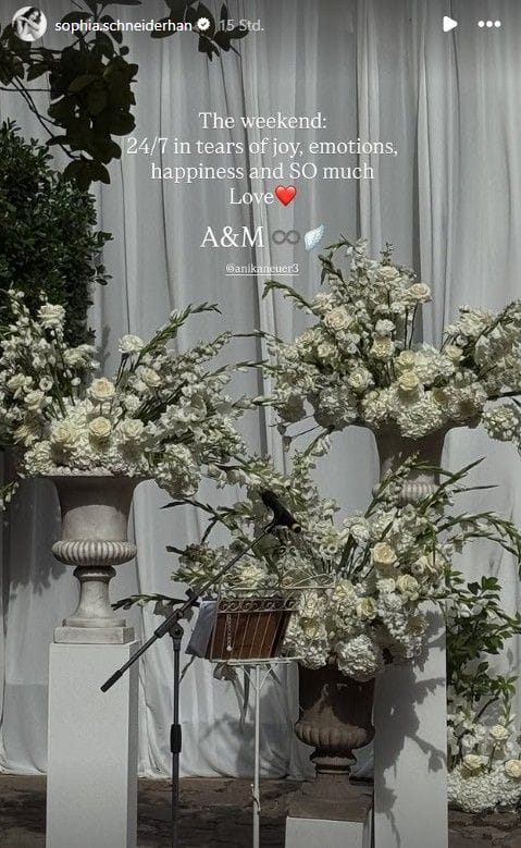 Überall gab es weißen Blumenschmuck.