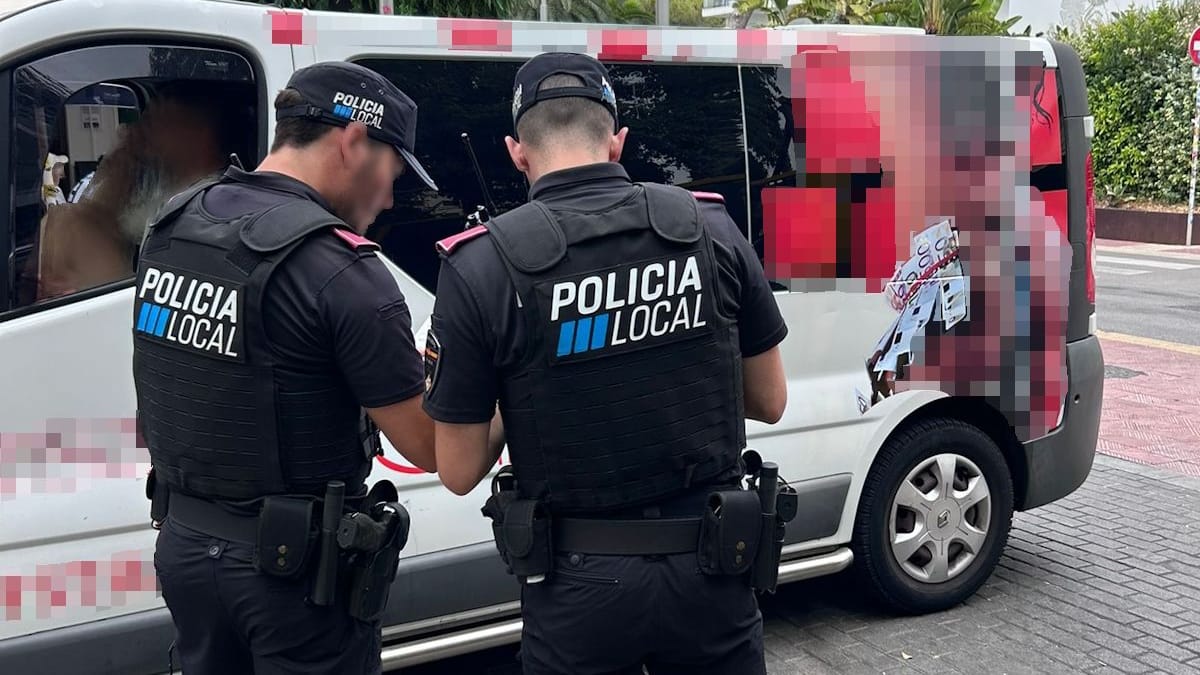 Der beklebte Firmenwagen des Stripclubs auf Mallorca.