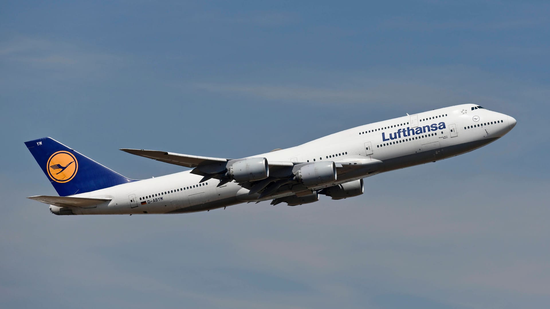 Die Lufthansa Boing 747-8 "D-ABYM" (Archivbild): Letztlich landete der Flieger sicher, Feuerwehr und Rettungskräfte standen bereit.