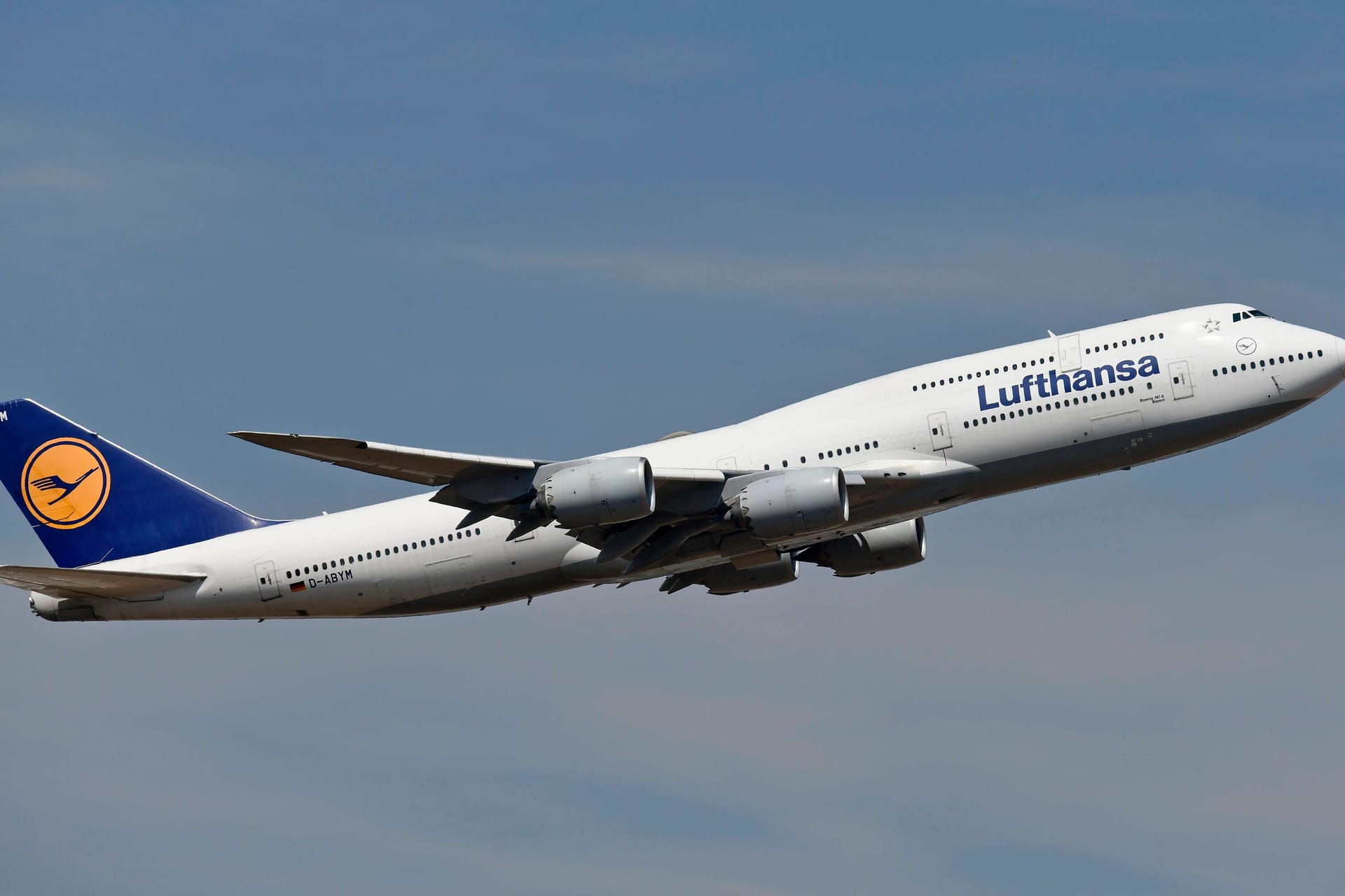 Die Lufthansa Boing 747-8 "D-ABYM" (Archivbild): Letztlich landete der Flieger sicher, Feuerwehr und Rettungskräfte standen bereit.