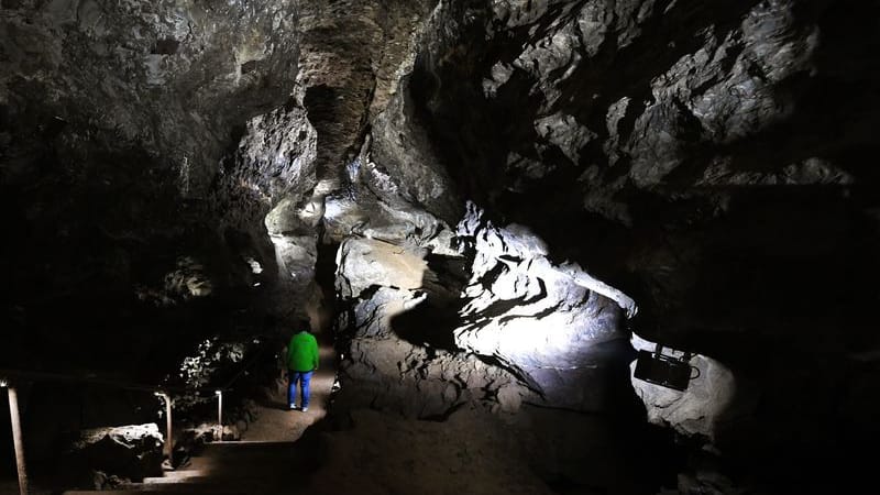 Eine Mitarbeiterin geht in der Kluterthöhle einen Weg entlang: Das Höhlensystem ist nach der Entdeckung eines Verbindungsgangs zur Bismarckhöhle nun das längste in NRW.