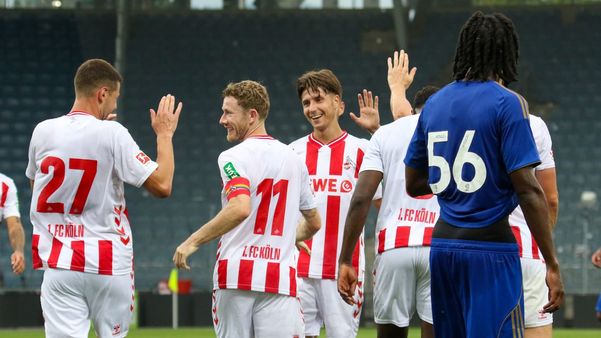 Florian Kainz bejubelt das 3:1 gegen Leicester City mit seinen Teamkameraden.