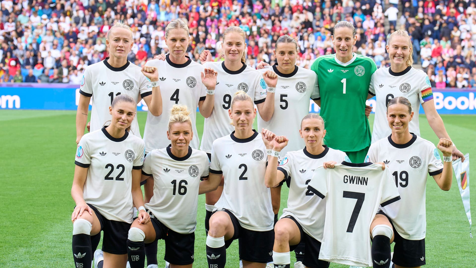 Die DFB-Frauen setzten vor Anpfiff ein Zeichen für ihre Kapitänin Giulia Gwinn.