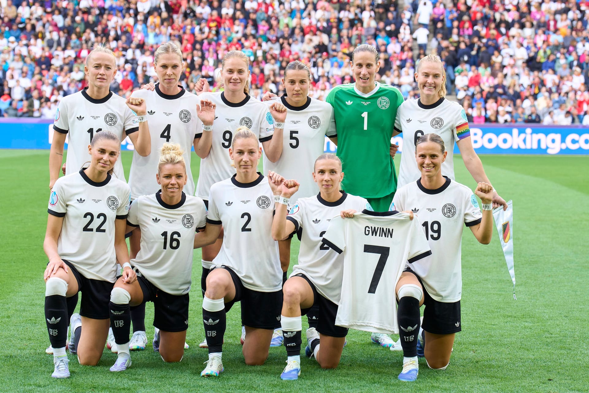 Die DFB-Frauen setzten vor Anpfiff ein Zeichen für ihre Kapitänin Giulia Gwinn.