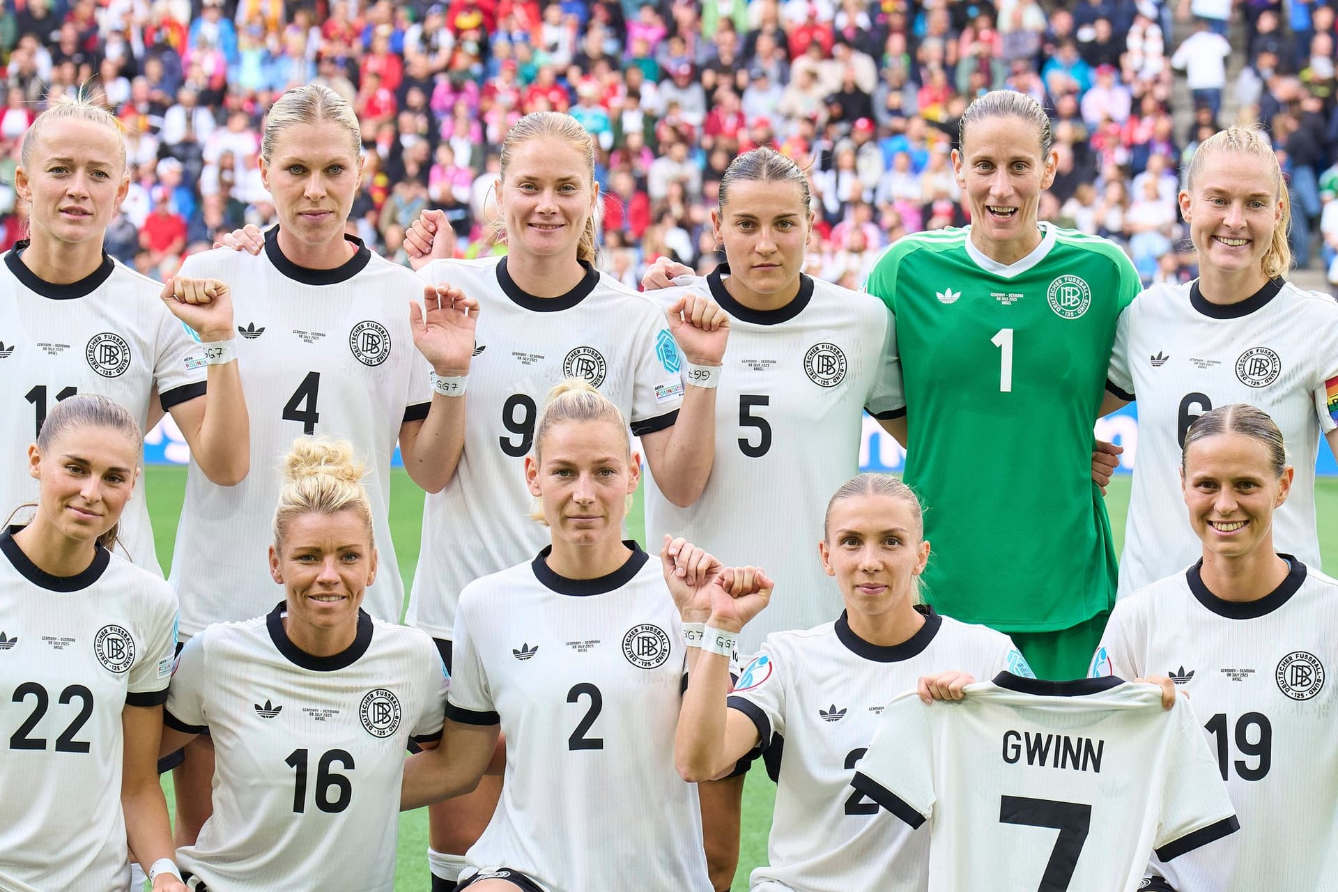 Die DFB-Frauen setzten vor Anpfiff ein Zeichen für ihre Kapitänin Giulia Gwinn.