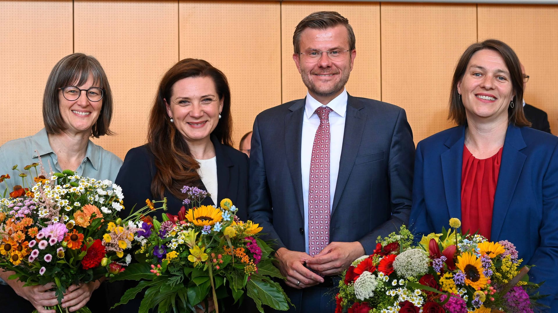 Der Nürnberger Stadtrat hat die drei berufsmäßigen Stadträtinnen (von links) Britta Walthelm, Cornelia Trinkl und Elisabeth Ries in ihrem Amt bestätigt – OB Marcus König gratuliert. Der Nürnberger Stadtrat hat die drei berufsmäßigen Stadträtinnen (von links) Britta Walthelm, Cornelia Trinkl und Elisabeth Ries in ihrem Amt bestätigt – OB Marcus König gratuliert.