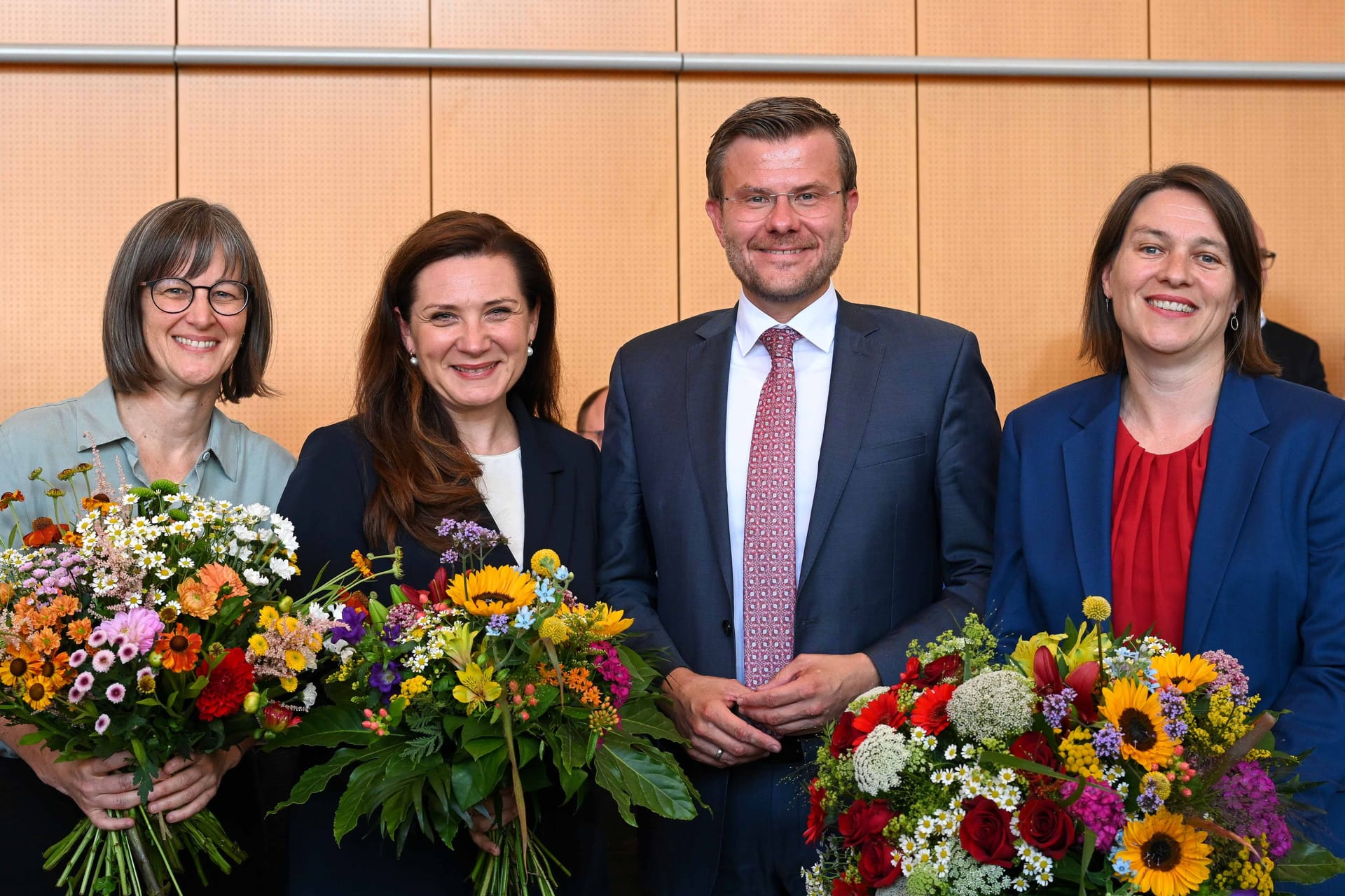 Der Nürnberger Stadtrat hat die drei berufsmäßigen Stadträtinnen (von links) Britta Walthelm, Cornelia Trinkl und Elisabeth Ries in ihrem Amt bestätigt – OB Marcus König gratuliert. Der Nürnberger Stadtrat hat die drei berufsmäßigen Stadträtinnen (von links) Britta Walthelm, Cornelia Trinkl und Elisabeth Ries in ihrem Amt bestätigt – OB Marcus König gratuliert.