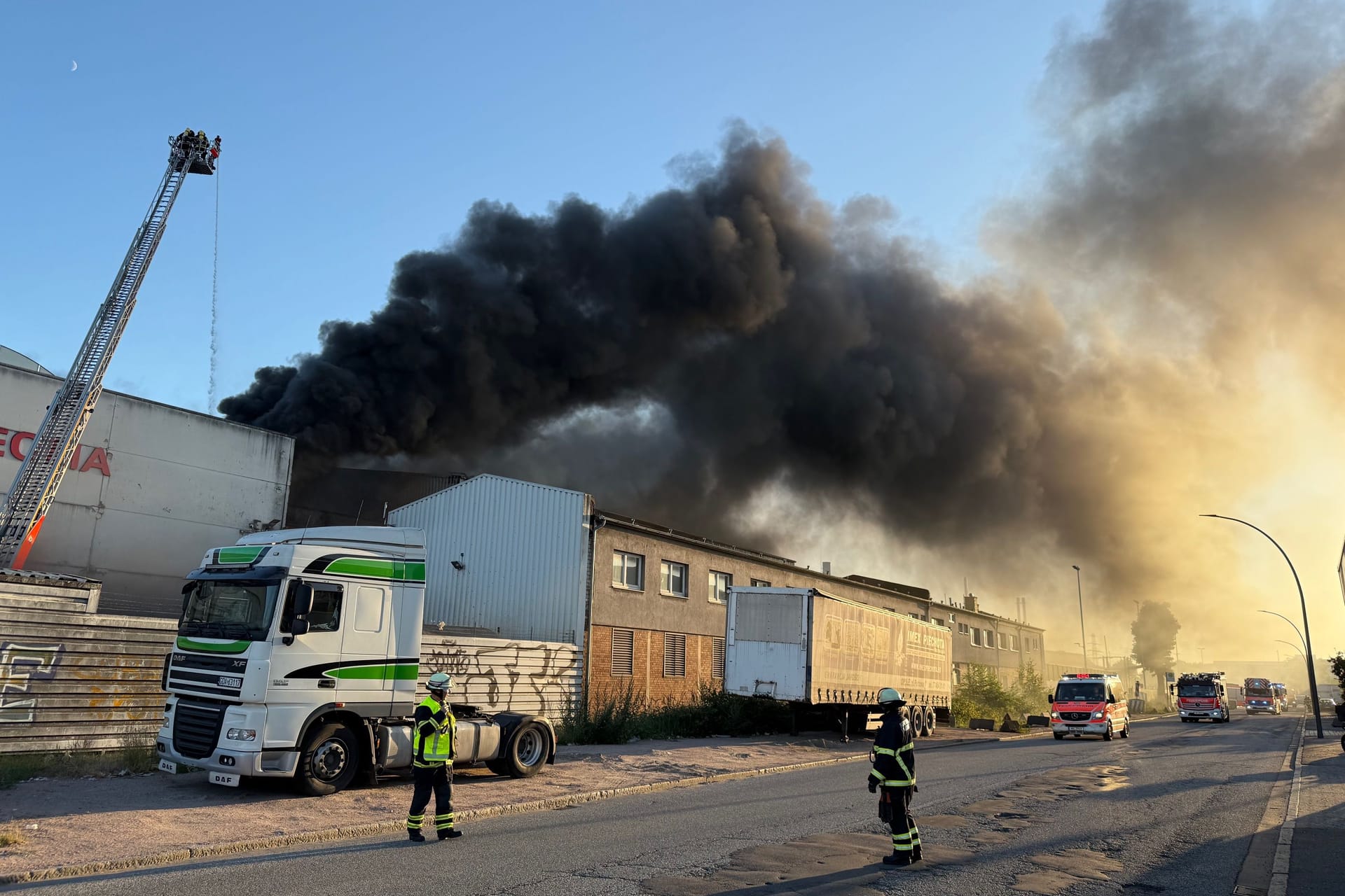 Brand in der Werner-Siemens-Straße: Die Feuerwehr ist dort am Dienstagabend im Einsatz.