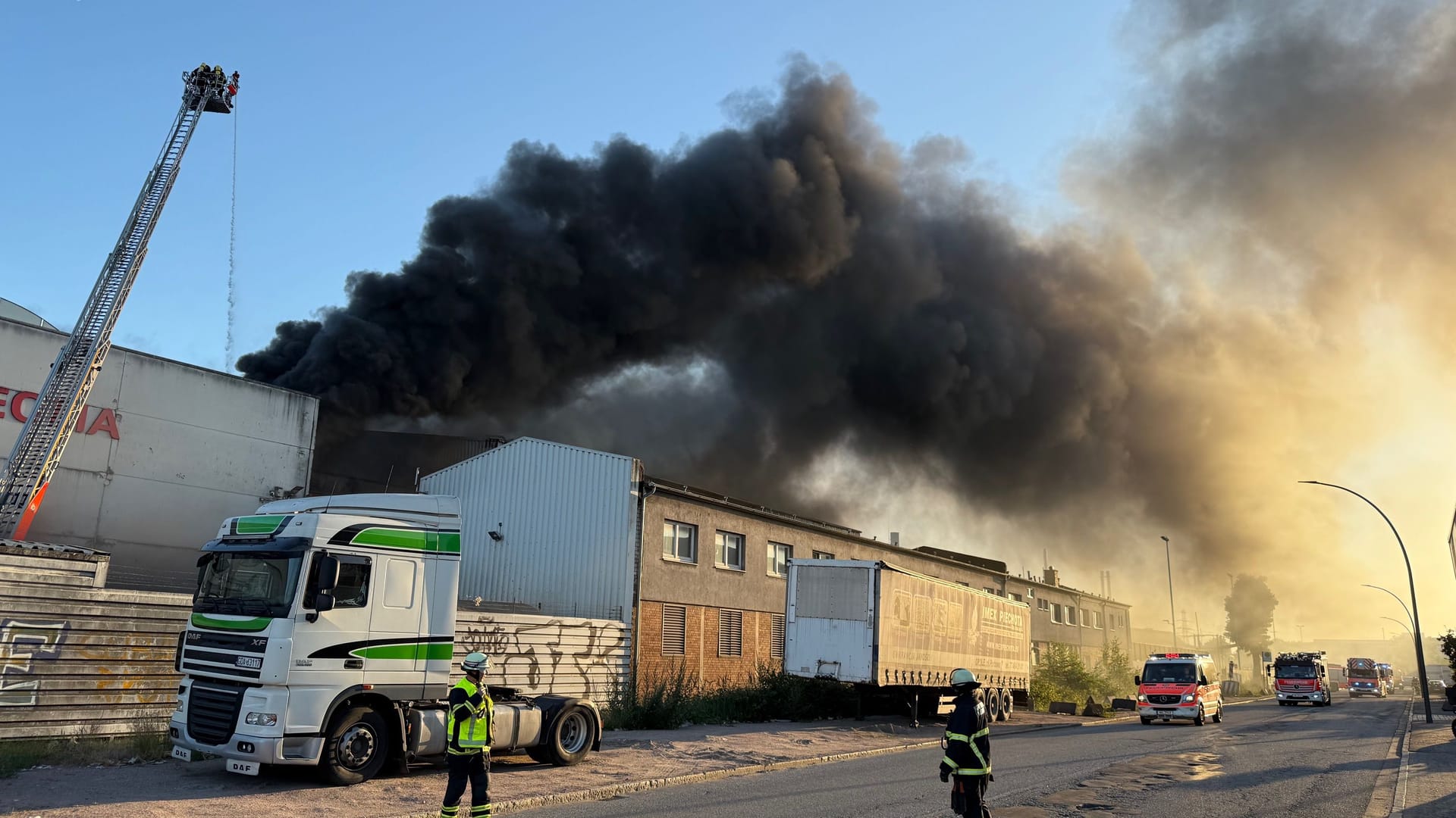 Brand in der Werner-Siemens-Straße: Die Feuerwehr ist dort am Dienstagabend im Einsatz.