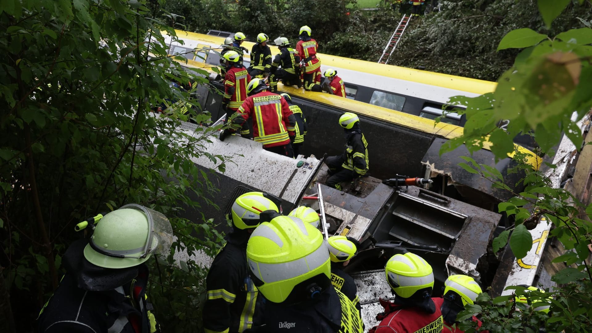 Rettungskräfte suchen nach dem verheerenden Zugunglück nach Fahrgästen: Drei Menschen kamen ums Leben. Rettungskräfte suchen nach dem verheerenden Zugunglück nach Fahrgästen: Drei Menschen kamen ums Leben.