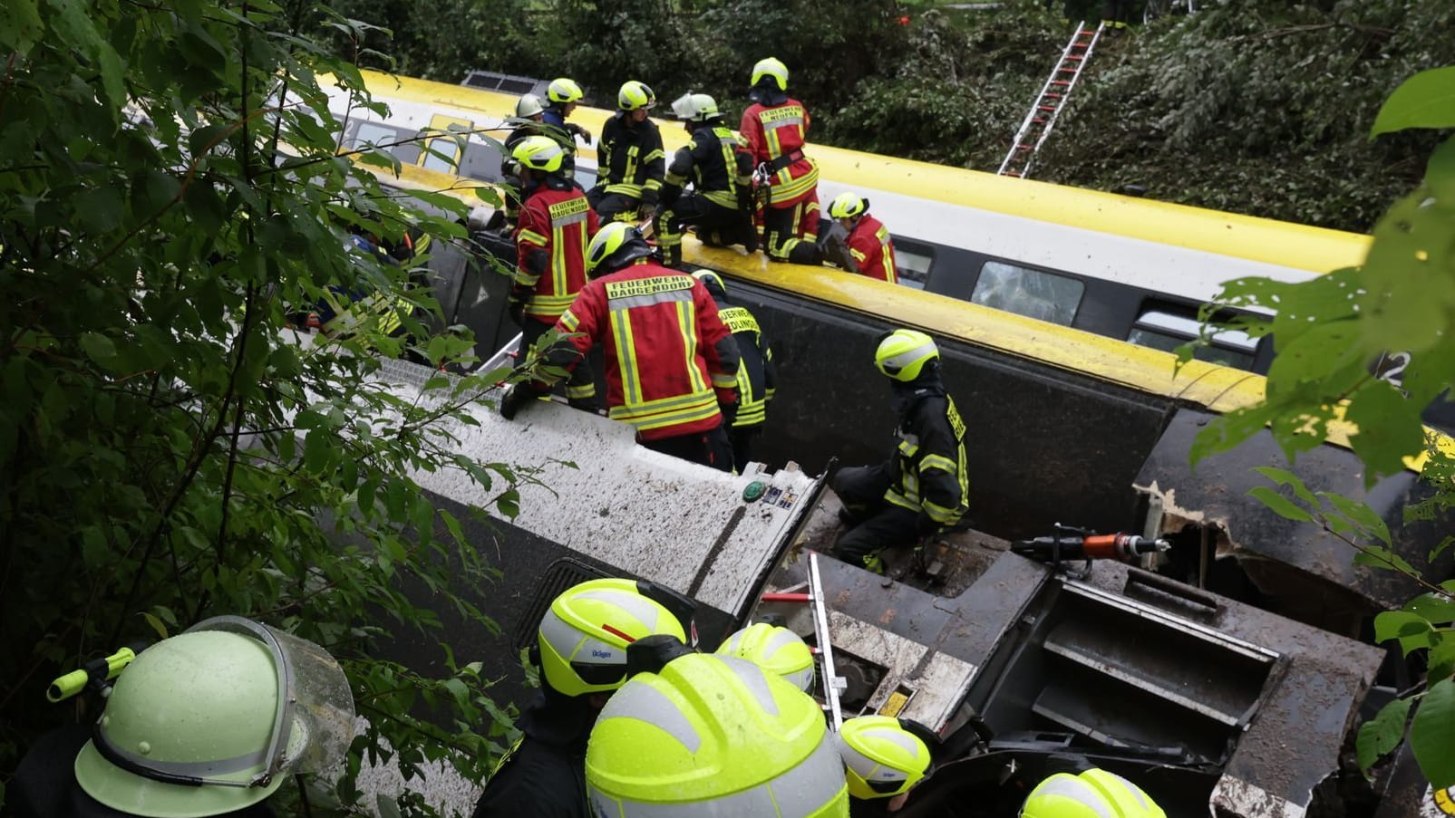 Rettungskräfte suchen nach dem verheerenden Zugunglück nach Fahrgästen: Drei Menschen kamen ums Leben.