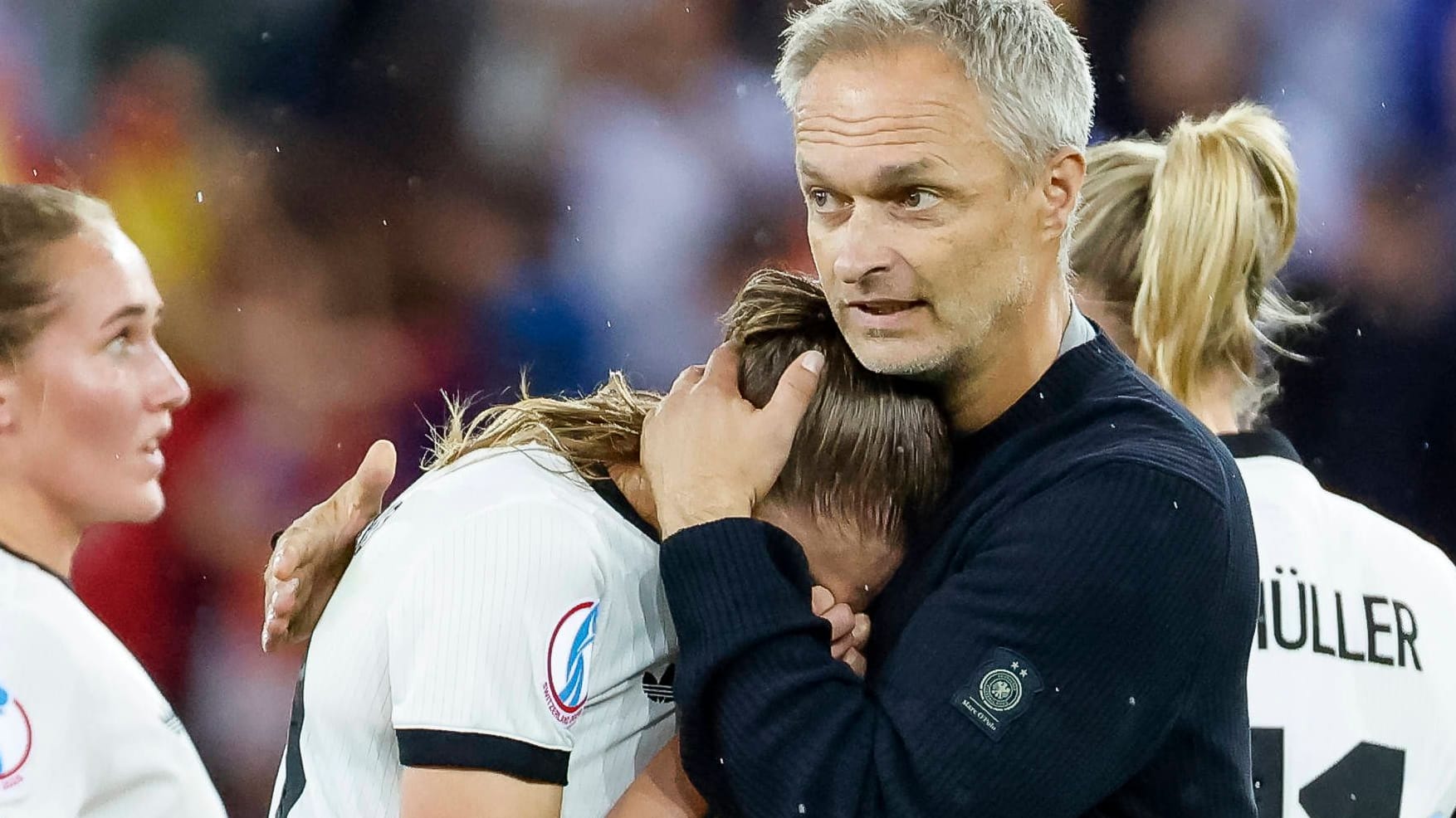 Christian Wück (r.) tröstet Jule Brand (M.): Deutschland reist aus der Schweiz ab.