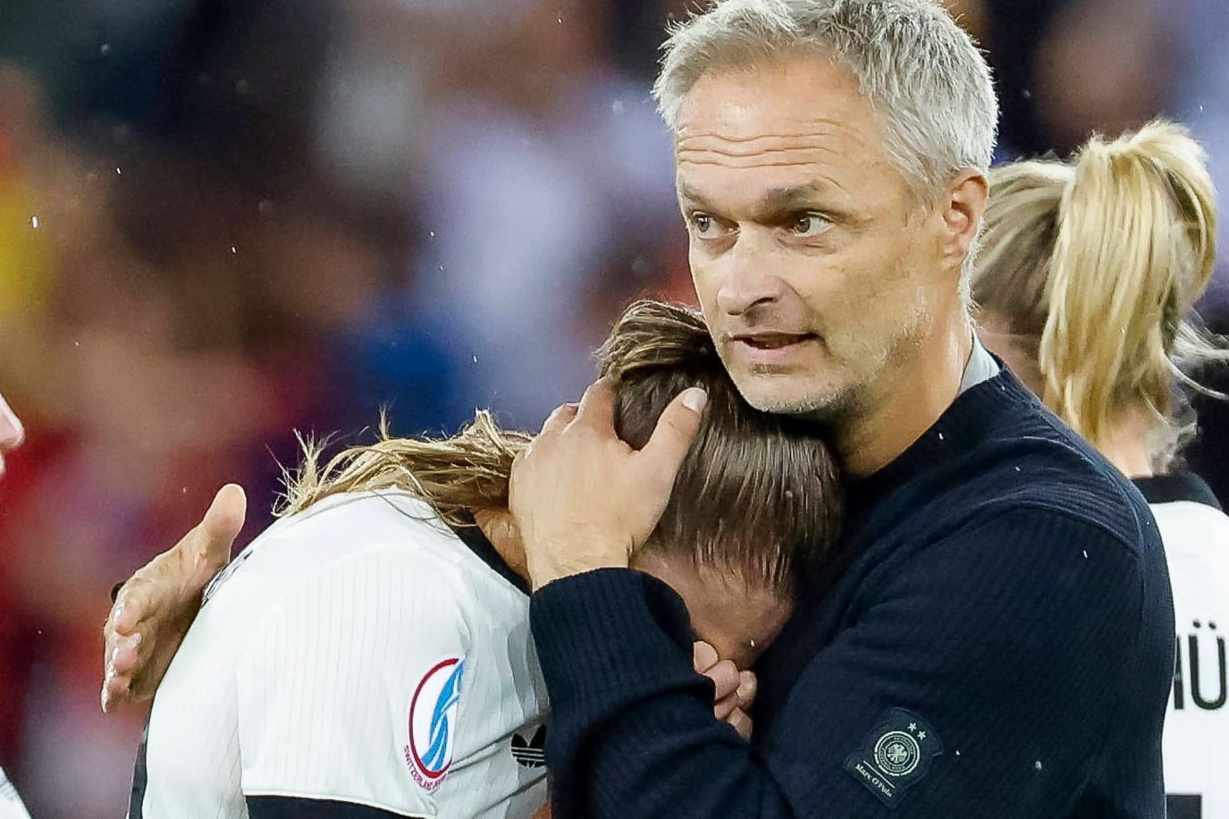 Christian Wück (r.) tröstet Jule Brand (M.): Deutschland reist aus der Schweiz ab.