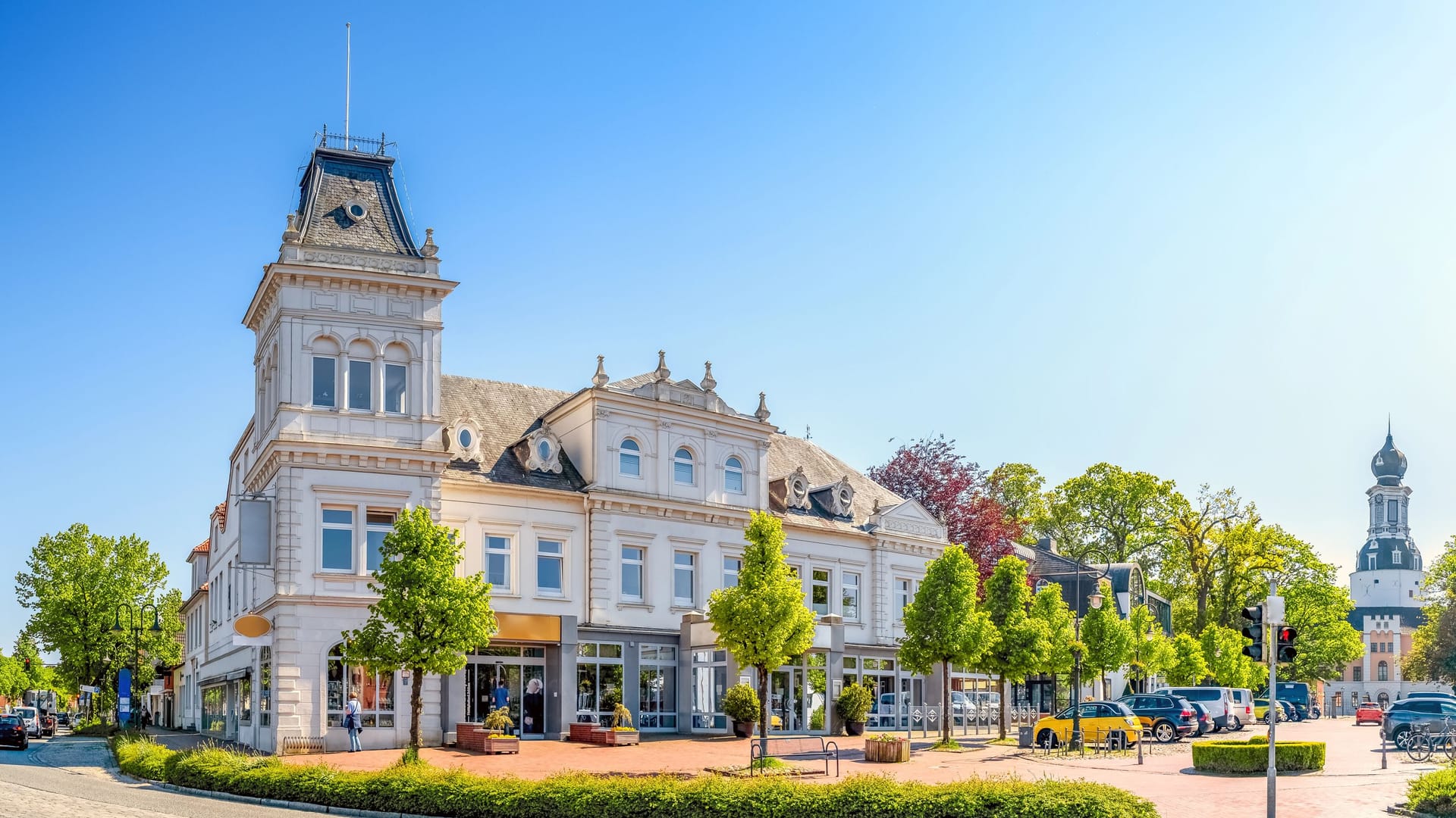 Der alte Markt in Jever: Im Zentrum steht der Hof von Oldenburg mit dazugehörigem Glockenspiel.