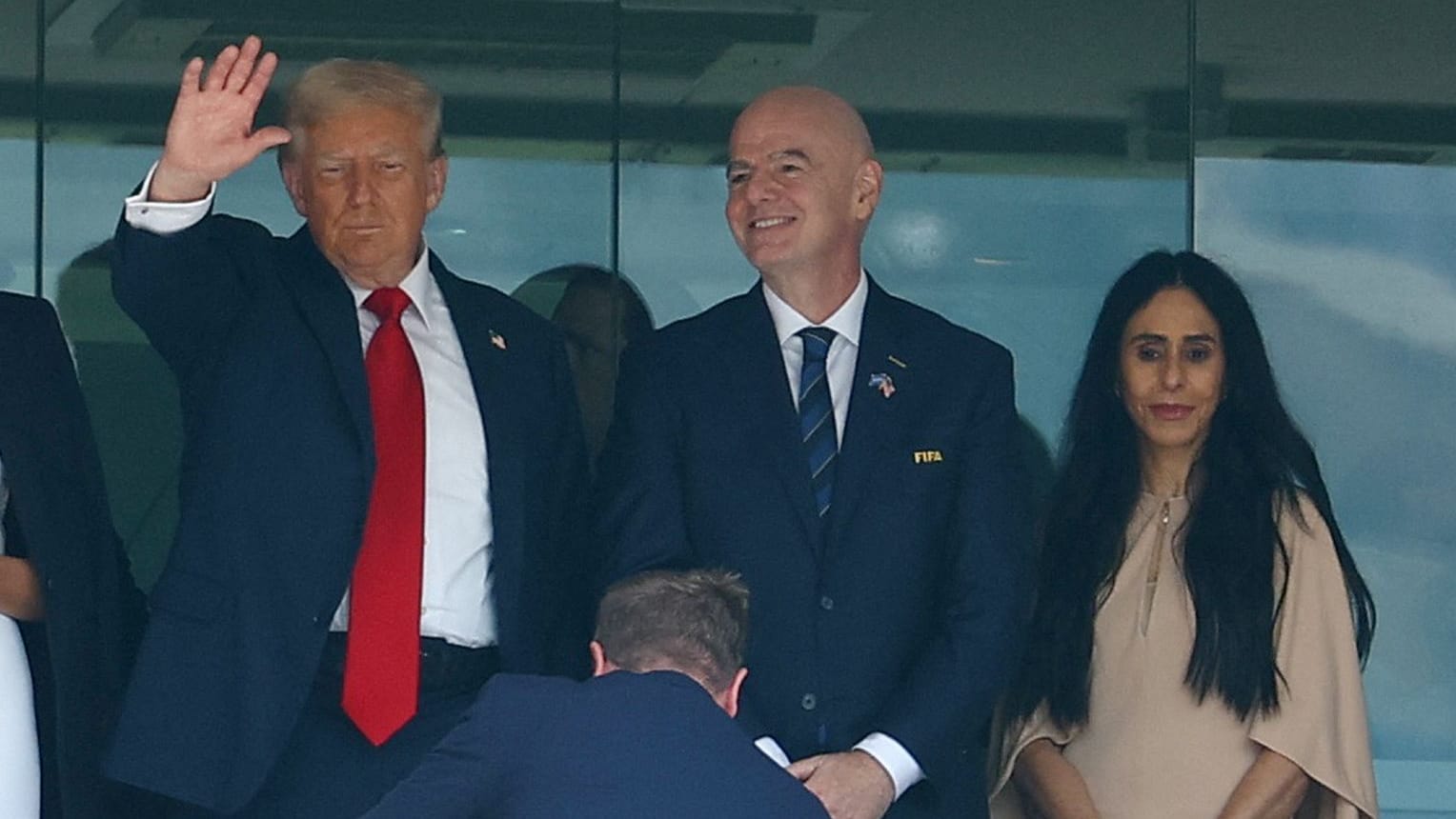 Gianni Infantino neben seiner Ehefrau Leena Al Ashqar (r.) beim Finale der Klub-WM: Das Paar hat vier gemeinsame Kinder. Gianni Infantino neben seiner Ehefrau Leena Al Ashqar (r.) beim Finale der Klub-WM: Das Paar hat vier gemeinsame Kinder.