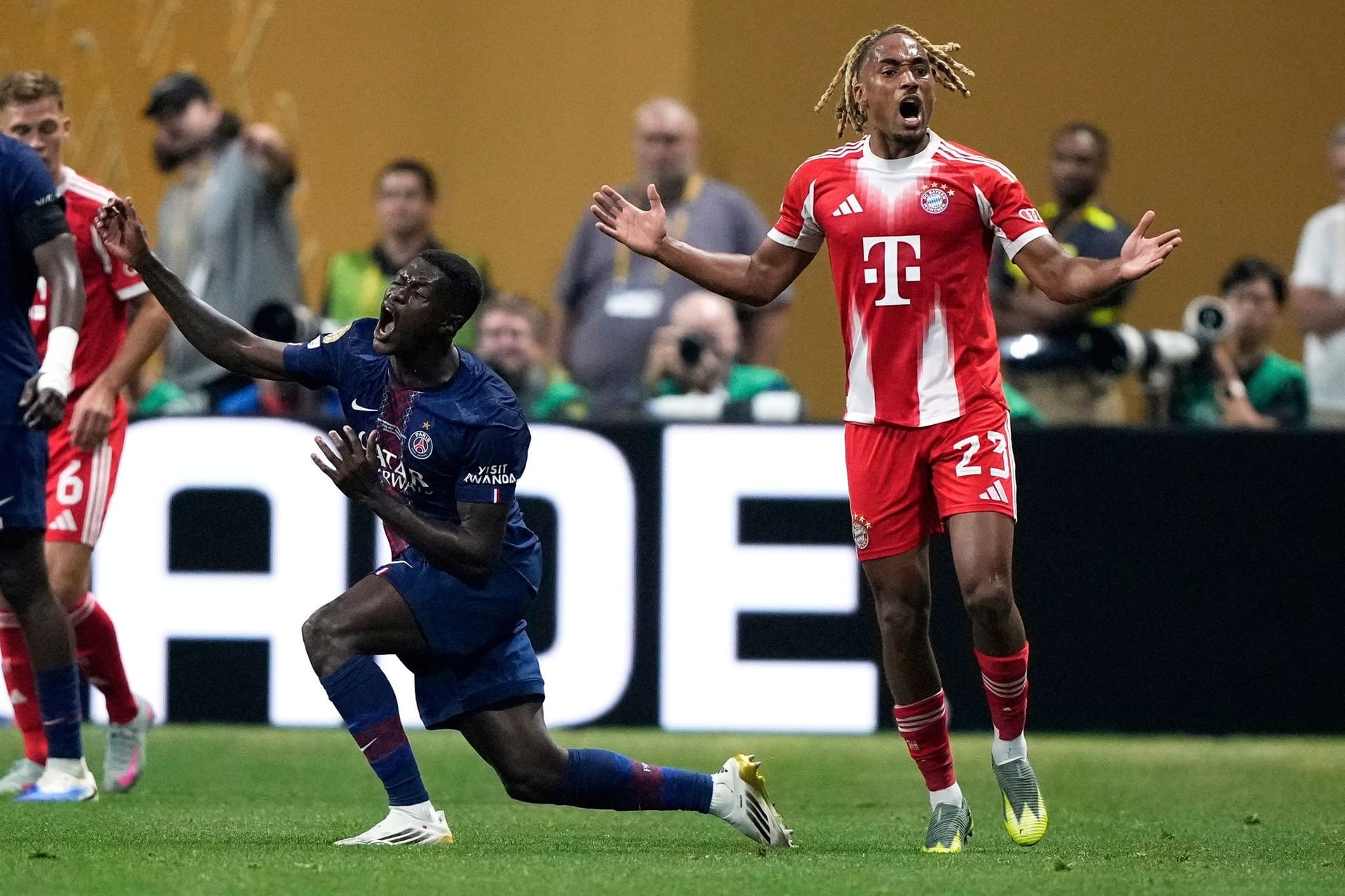 Der FC Bayern muss sich im Viertelfinale der Klub-WM Paris Saint-Germain mit 0:2 geschlagen geben. Die Verletzungen von Josip Stanišić und vor allem Jamal Musiala setzen dem Rekordmeister zu. Ein Joker enttäuscht komplett, bekommt von seinem Trainer die Höchststrafe und Note 5. Die Einzelkritik.