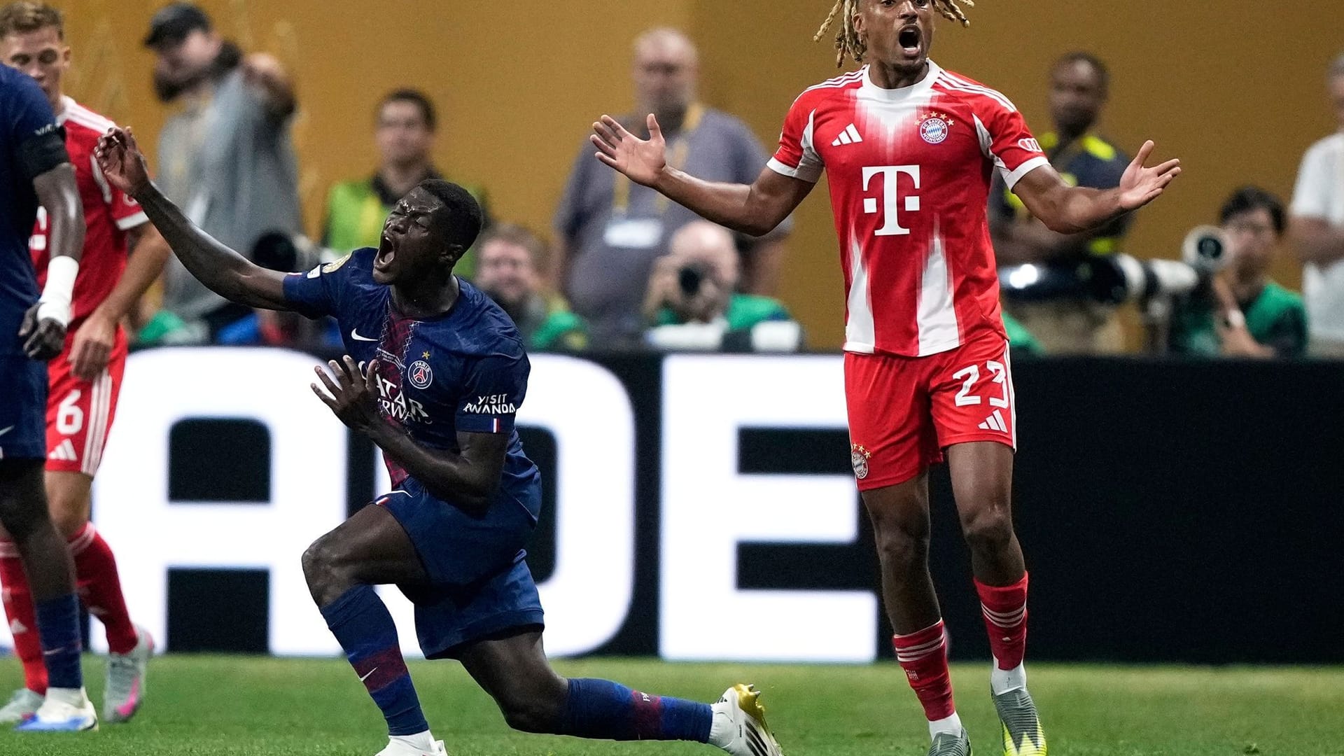 Der FC Bayern muss sich im Viertelfinale der Klub-WM Paris Saint-Germain mit 0:2 geschlagen geben. Die Verletzungen von Josip Stanišić und vor allem Jamal Musiala setzen dem Rekordmeister zu. Ein Joker enttäuscht komplett, bekommt von seinem Trainer die Höchststrafe und Note 5. Die Einzelkritik.