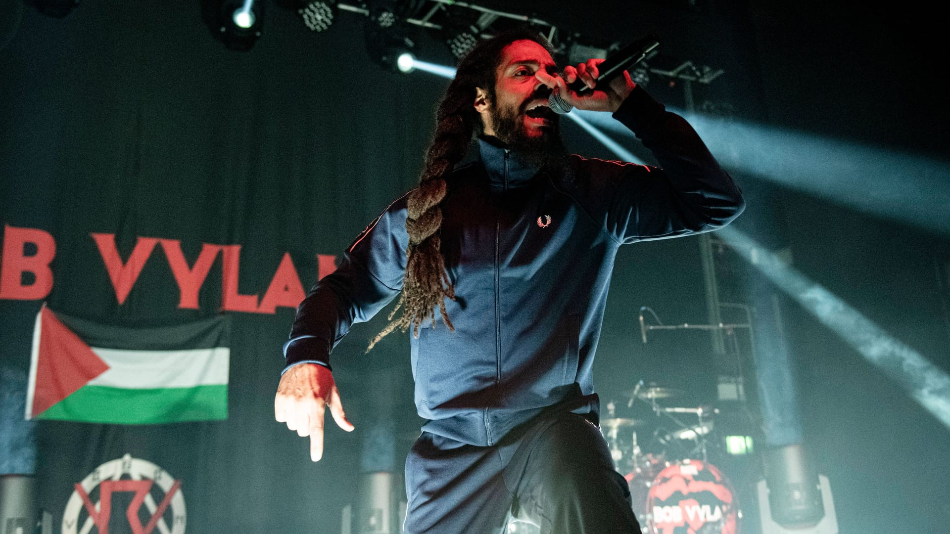 Bob Vylan auf einem Konzert: Mehrere Auftritte des Punk-Duos, darunter in Hamburg, wurden gestrichen. Bob Vylan auf einem Konzert: Mehrere Auftritte des Punk-Duos, darunter in Hamburg, wurden gestrichen.