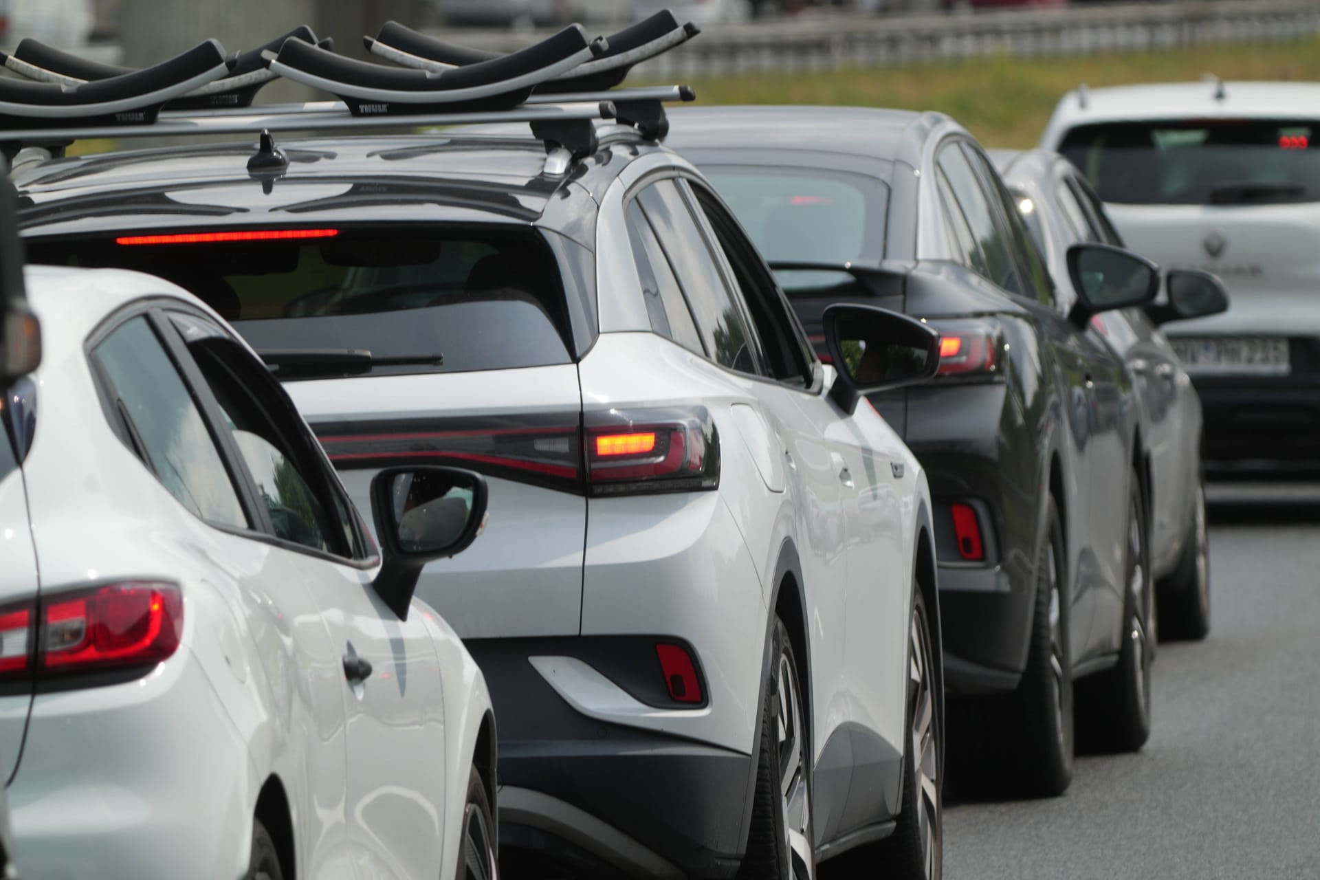 Stau auf einer Berliner Autobahn (Symbolfoto): Im Südosten der Stadt wird am Montag eine Autobahn gesperrt.