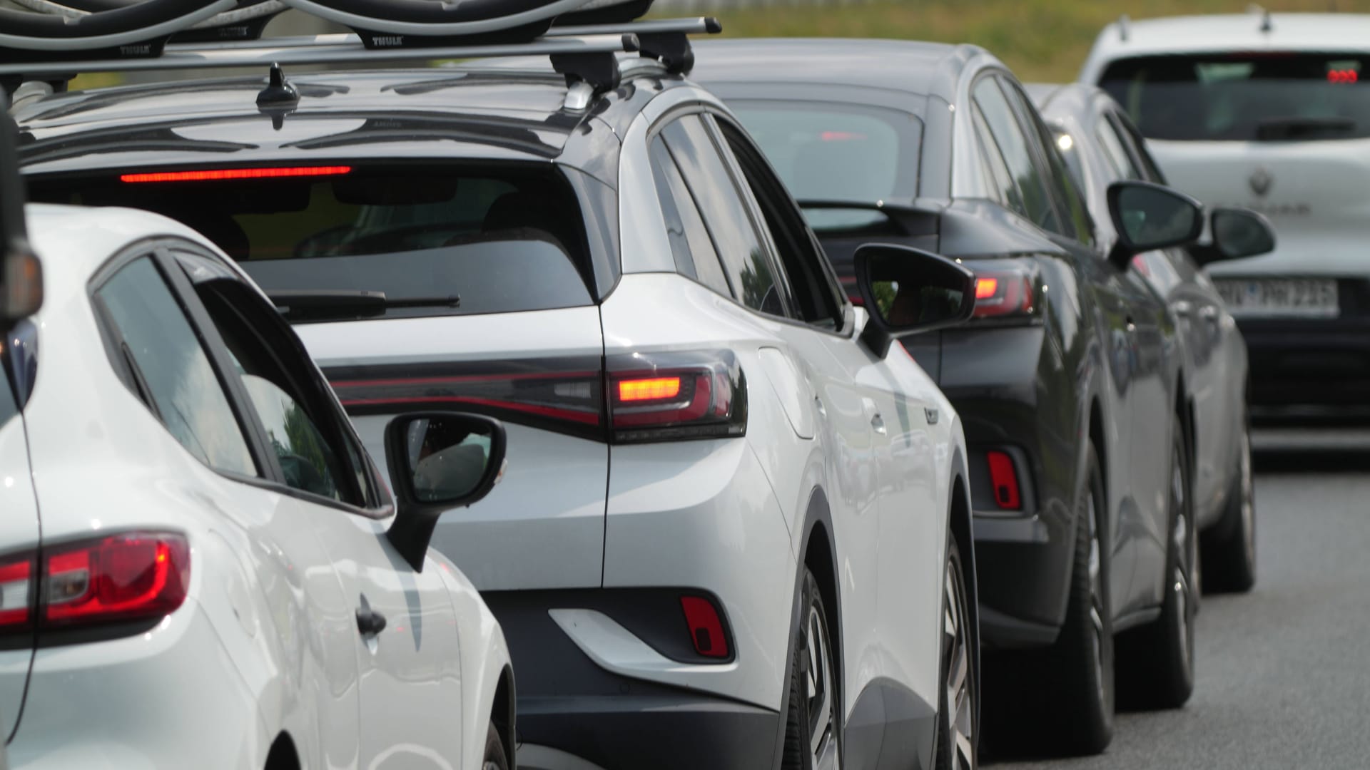 Stau auf einer Berliner Autobahn (Symbolfoto): Im Südosten der Stadt wird am Montag eine Autobahn gesperrt.