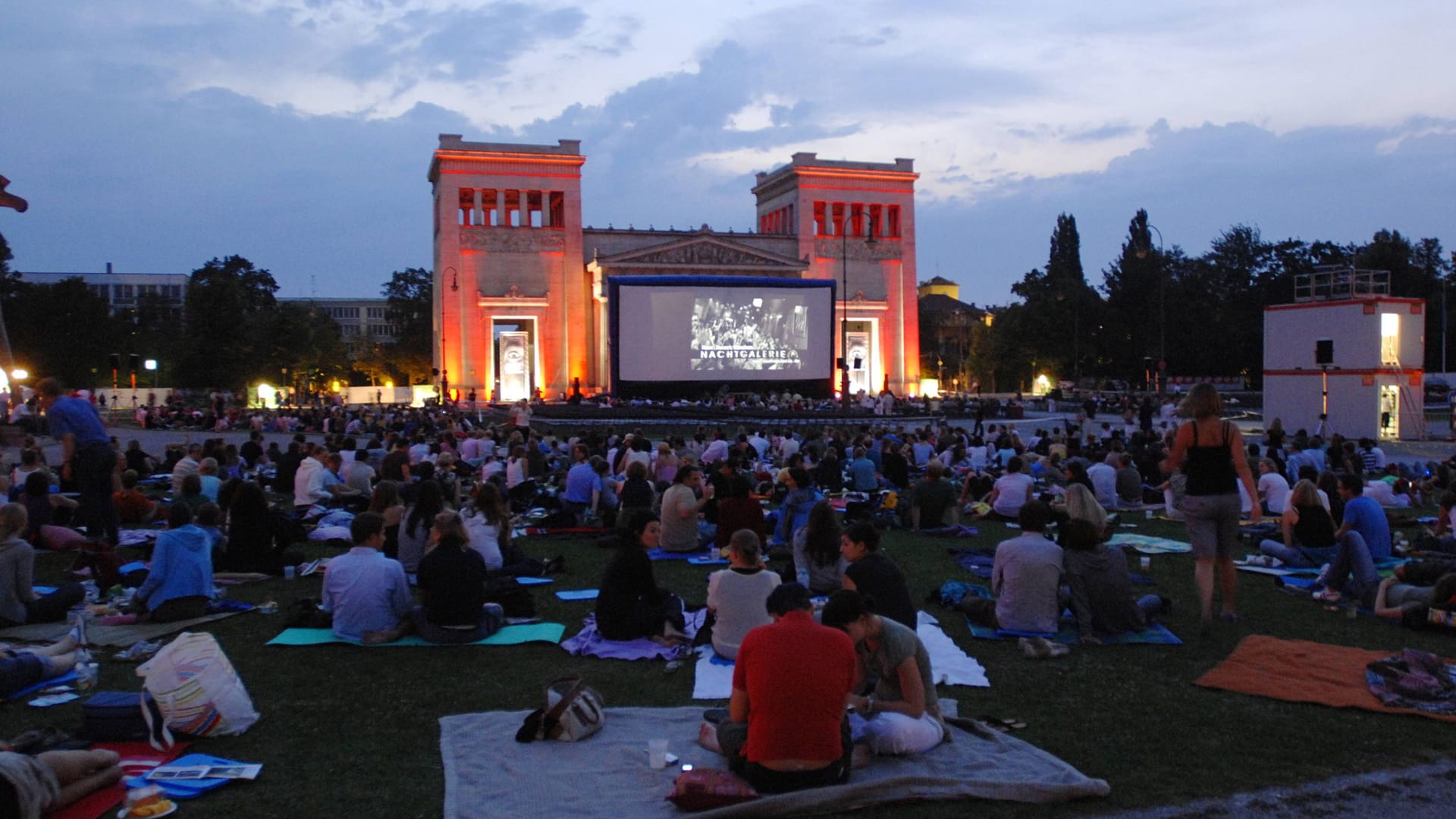 Kino-Open-Air am Königsplatz (Archivbild): In mehreren Orten in München werden den Sommer über Filme im Freien gezeigt. Kino-Open-Air am Königsplatz (Archivbild): In mehreren Orten in München werden den Sommer über Filme im Freien gezeigt.