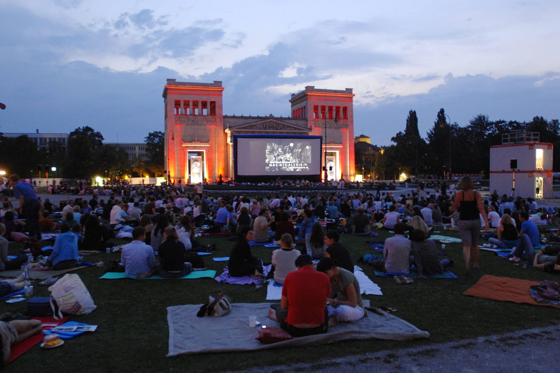 Kino-Open-Air am Königsplatz (Archivbild): In mehreren Orten in München werden den Sommer über Filme im Freien gezeigt.