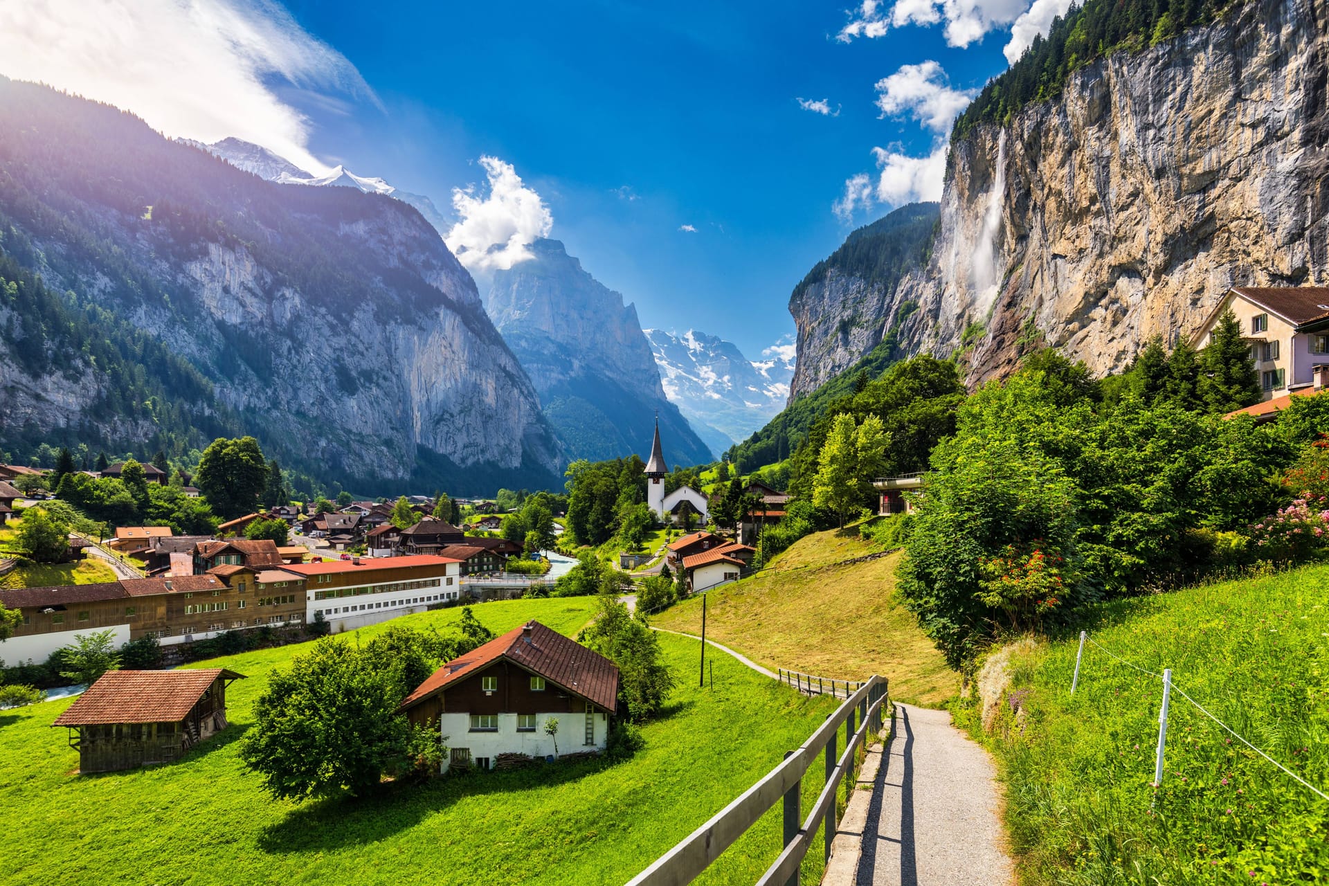 Das Schweizer Lauterbrunnental mit Wasserfall: Menschen aus aller Welt wollen die Schönheit der Landschaft erleben.