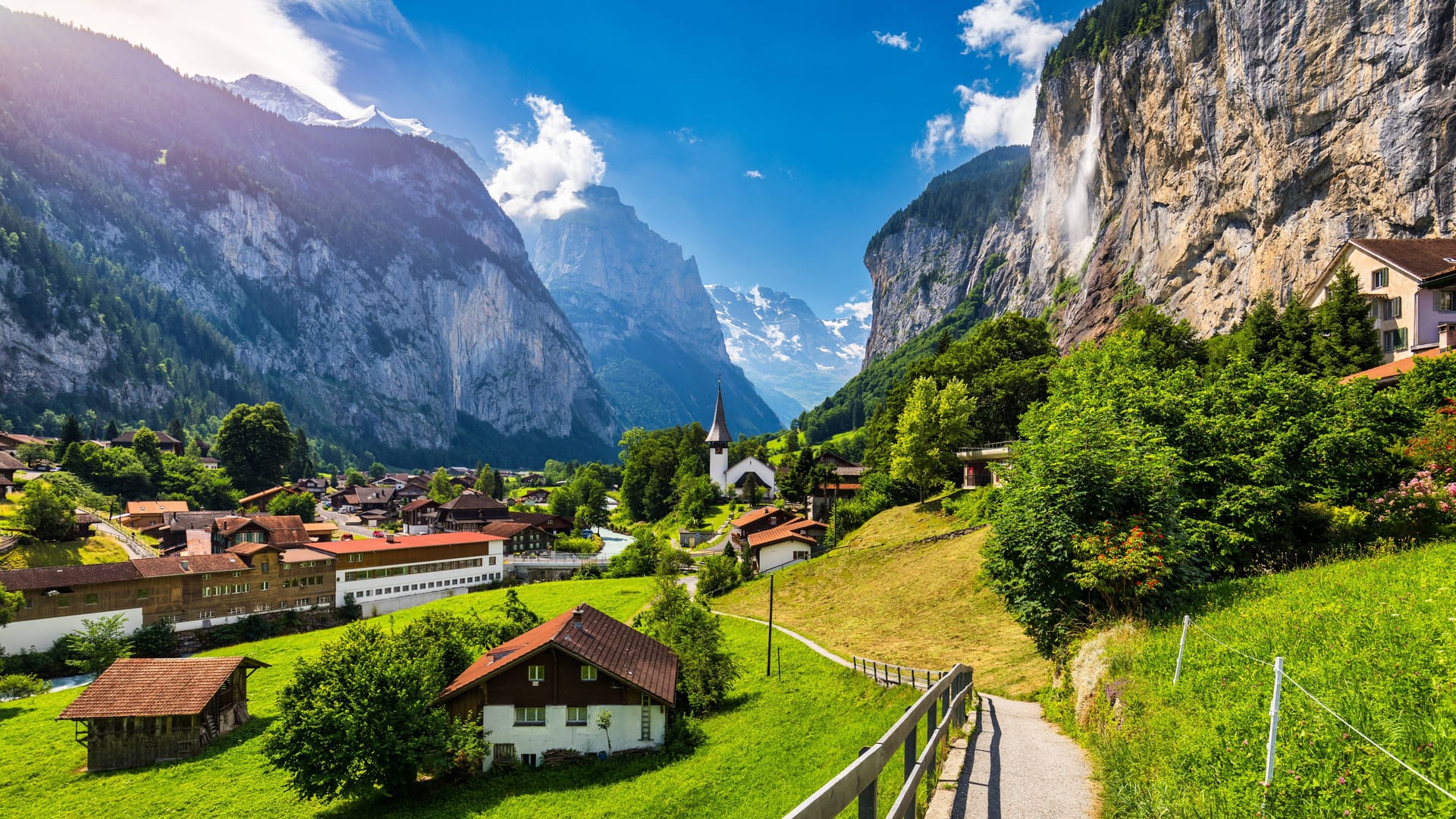 Das Schweizer Lauterbrunnental mit Wasserfall: Menschen aus aller Welt wollen die Schönheit der Landschaft erleben.