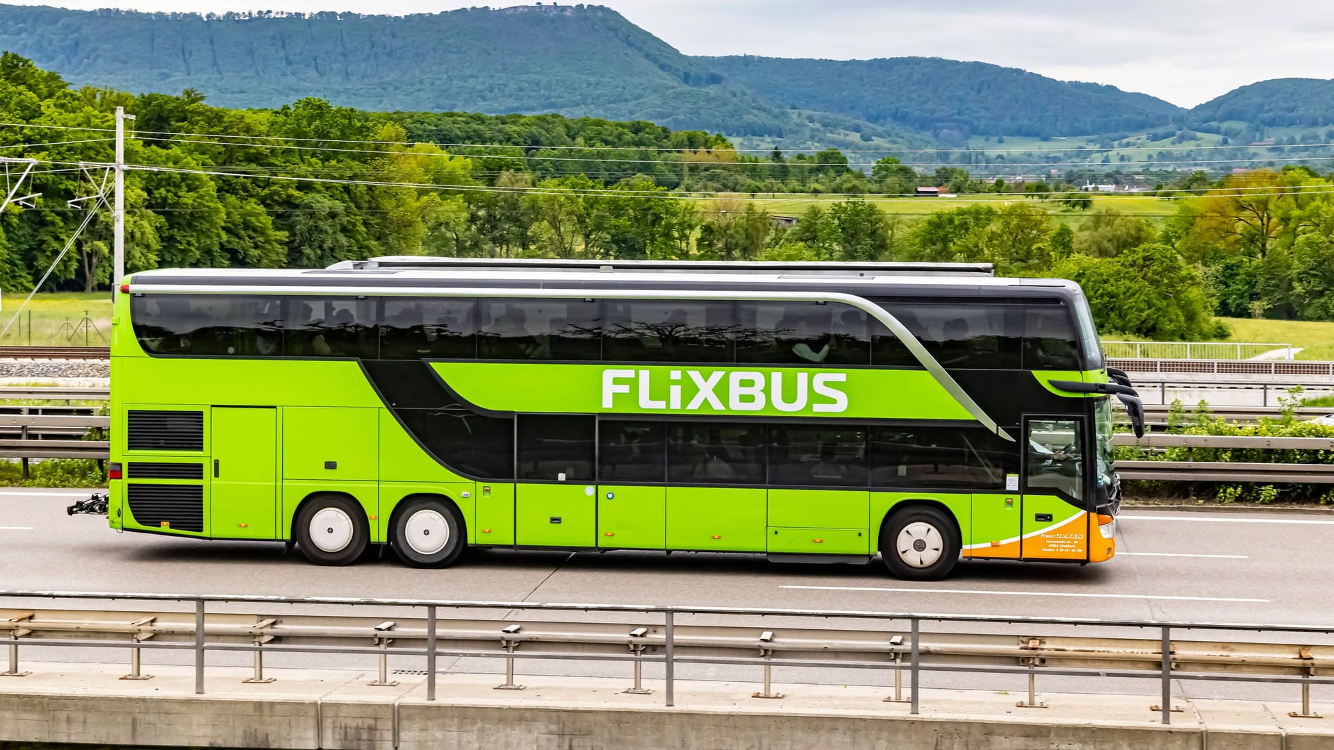 Ein Flixbus auf der Autobahn (Symbolbild): Das Transportunternehmen expandiert nach Australien.